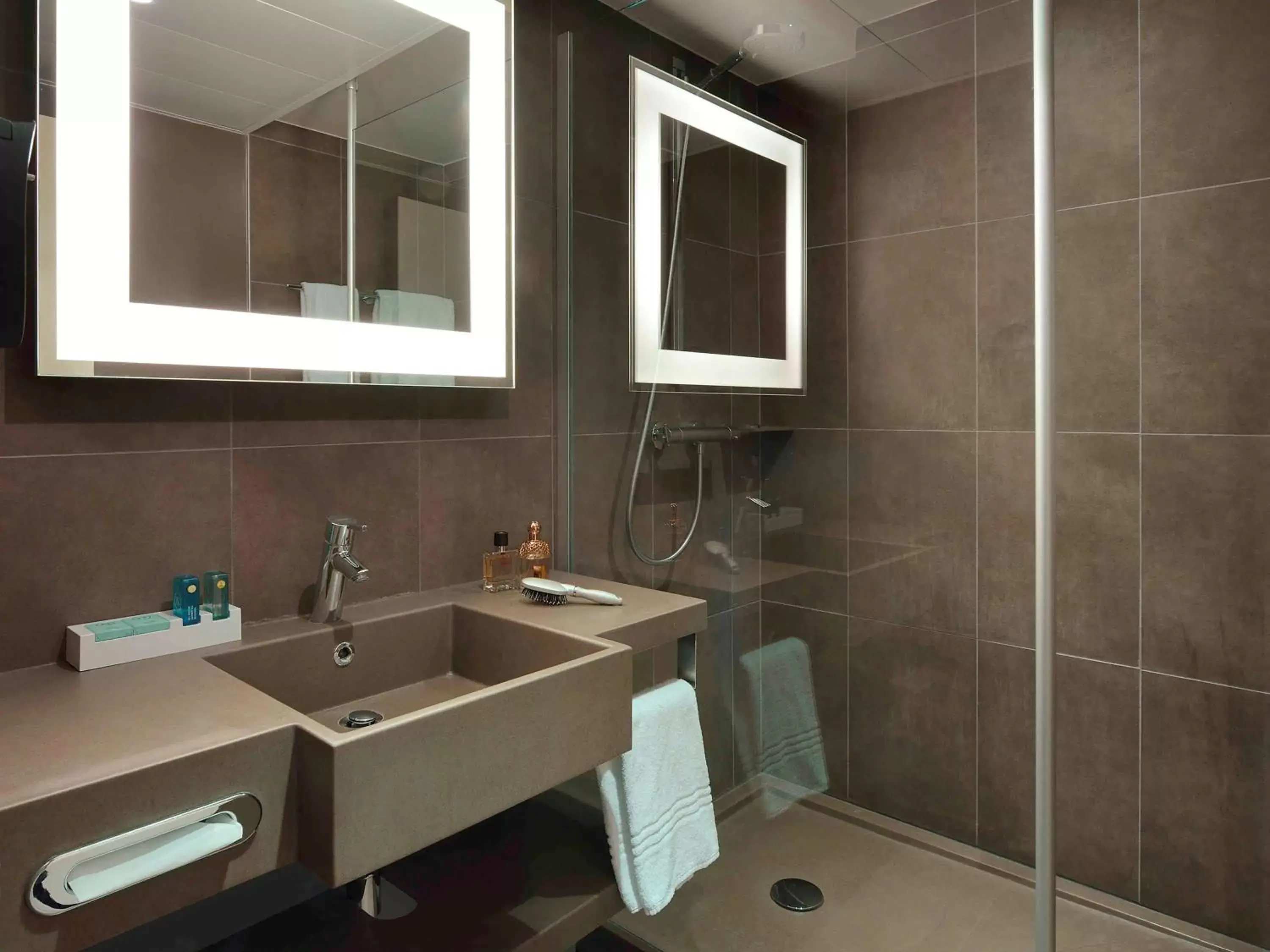 Photo of the whole room, Bathroom in Novotel Roissy Saint Witz