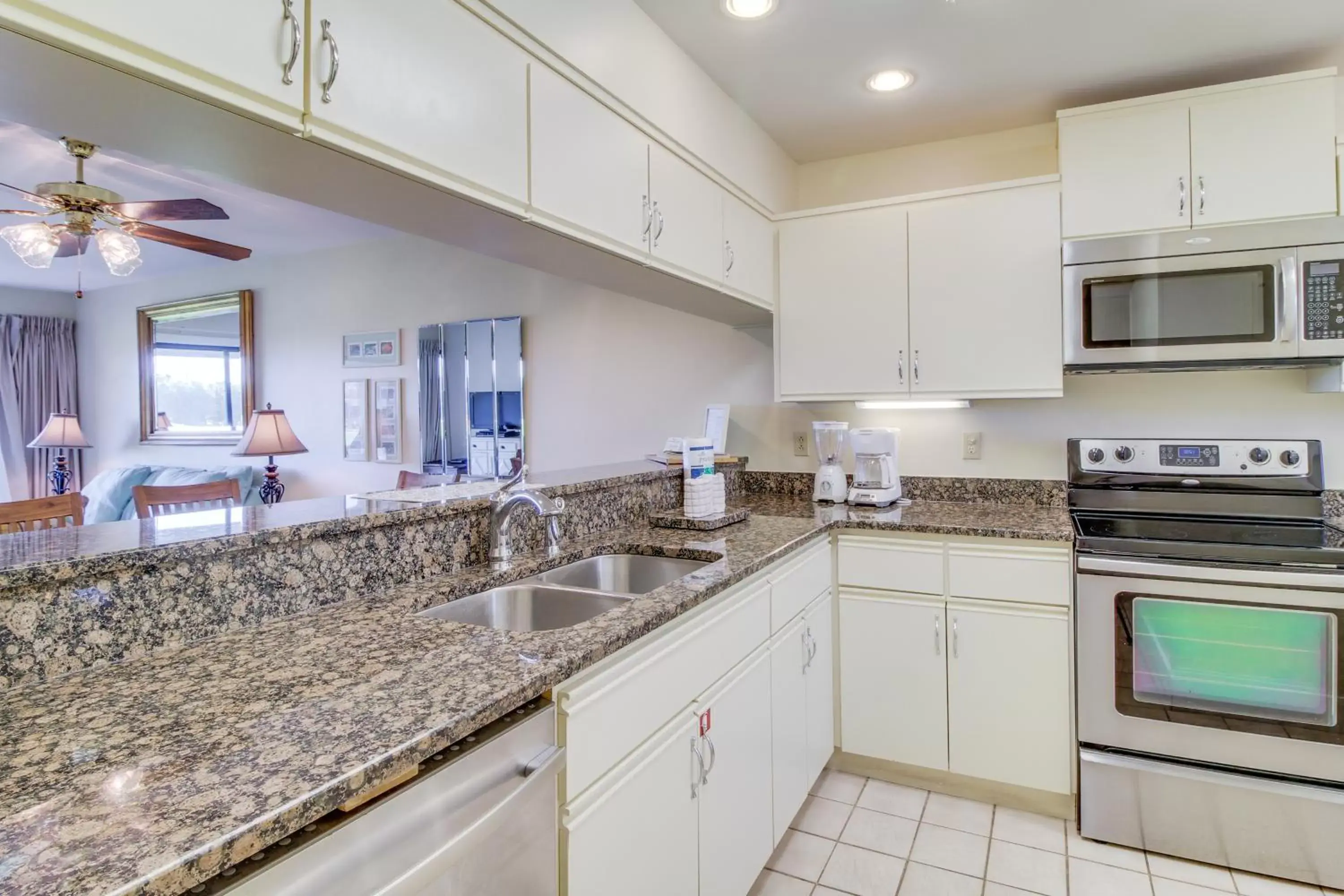 Kitchen/Kitchenette in Edgewater Golf Villa #1206