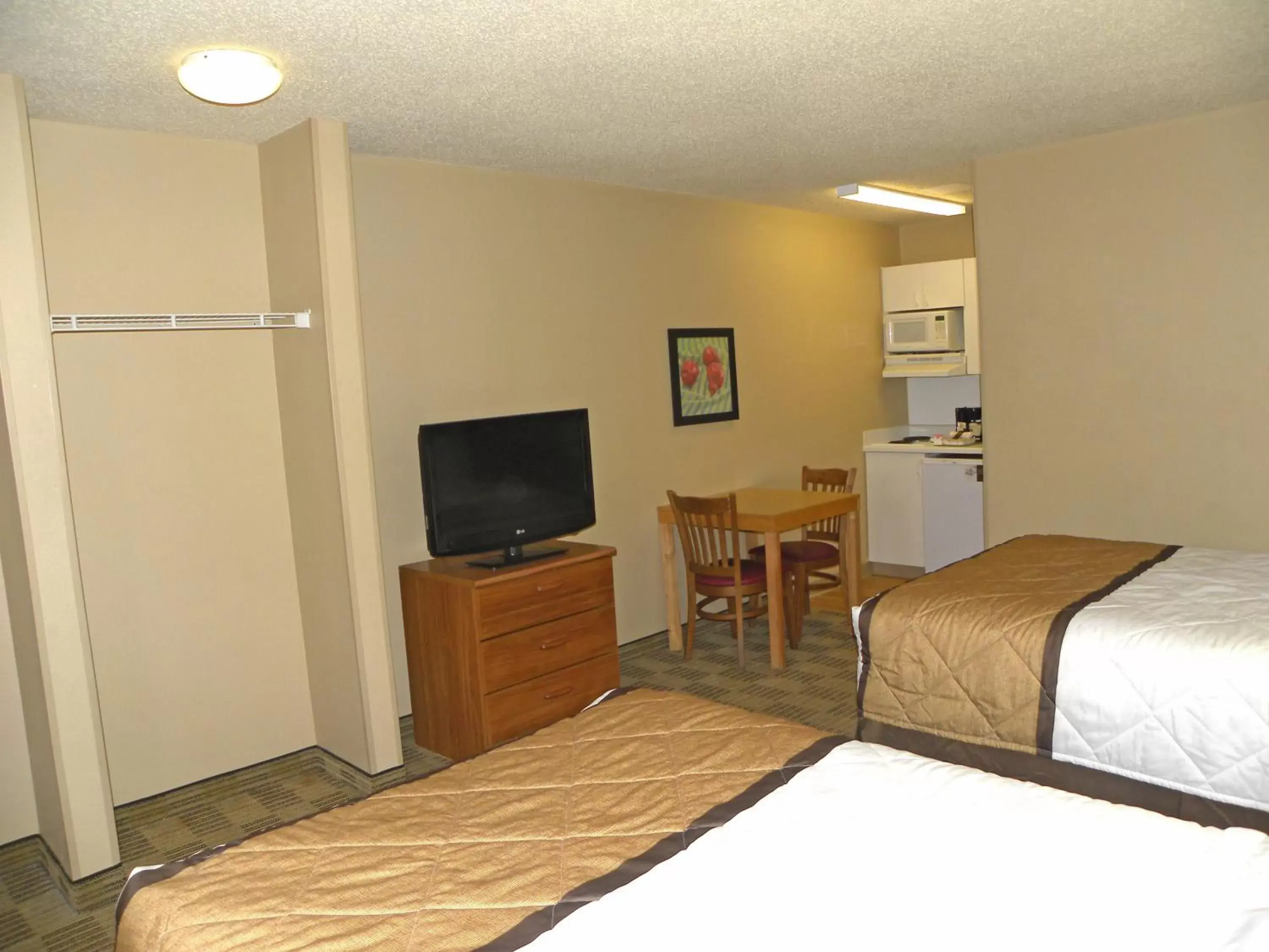 Bed in Extended Stay America Suites - Houston - The Woodlands