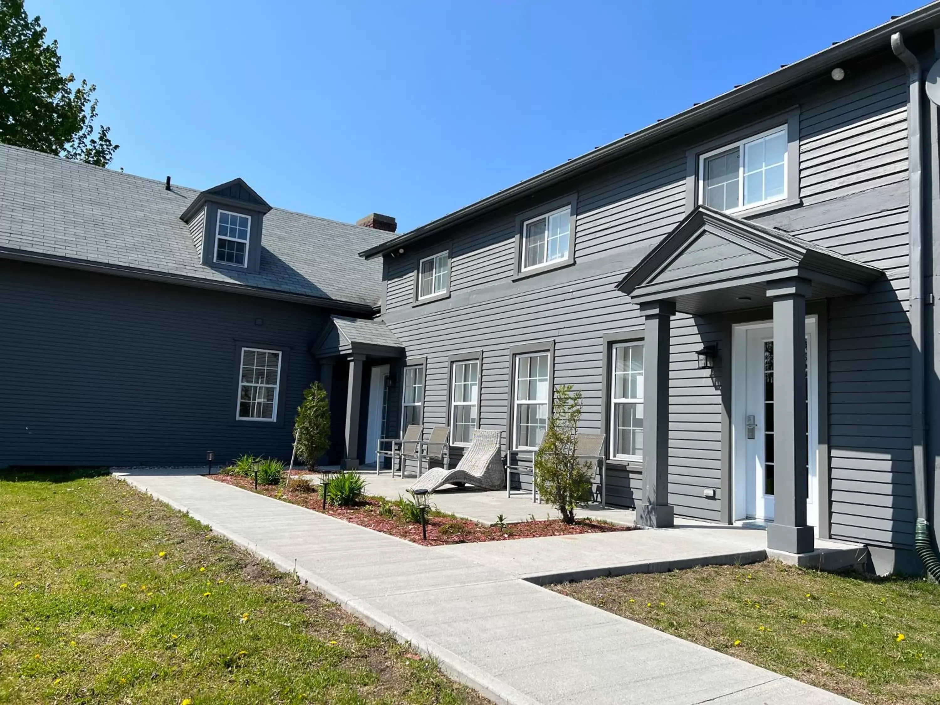 Patio, Property Building in Auberge du Grand Lac