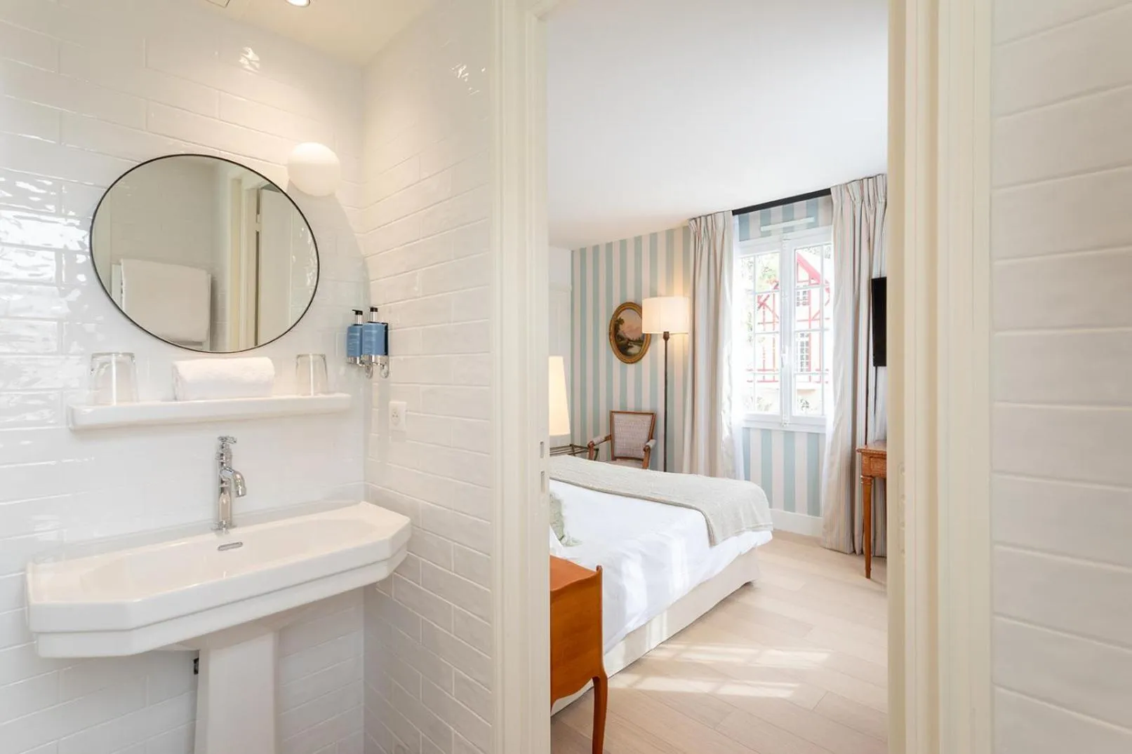 Shower in Hôtel Le Saint Christophe