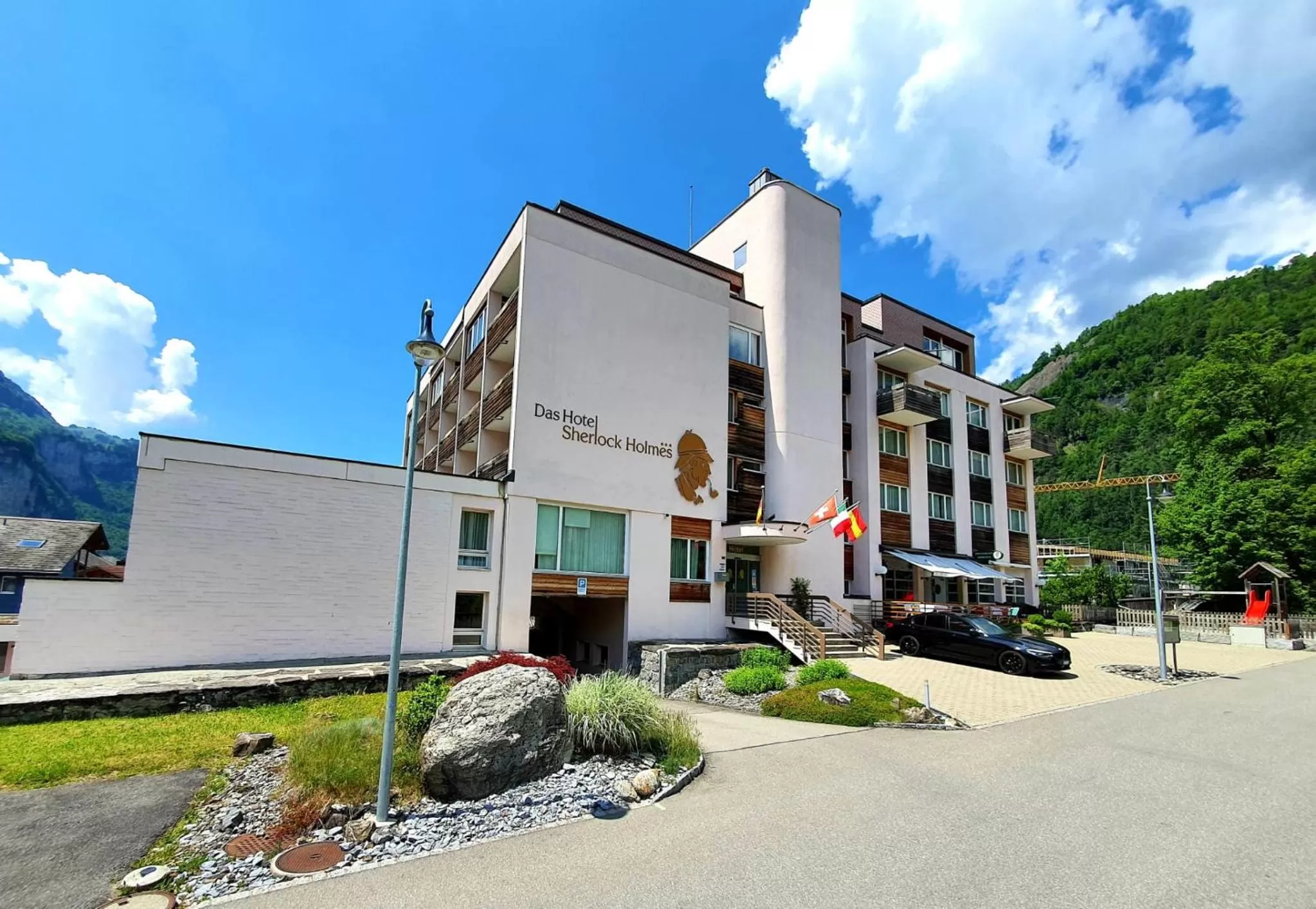 Hotel Sherlock Holmes & Khana Restaurant "200 m Gondola to Hasliberg Ski"