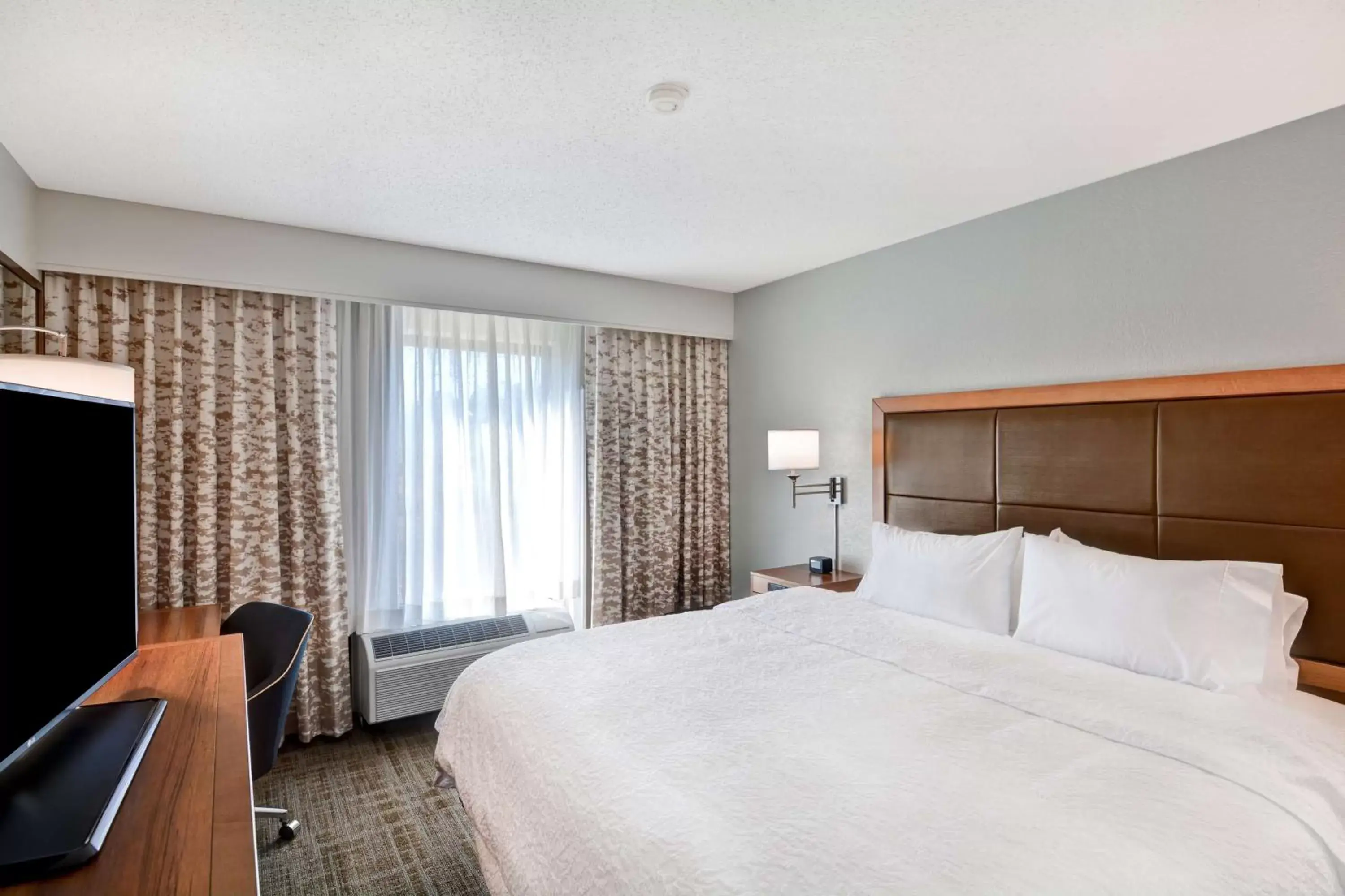 Bedroom, Bed in Hampton Inn Memphis Poplar