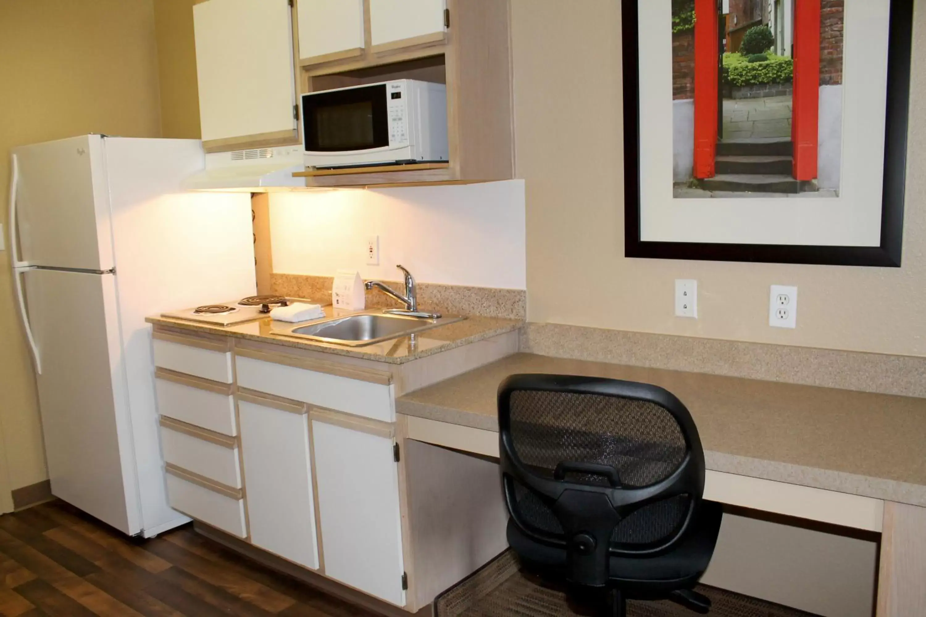 Kitchen or kitchenette, Kitchen/Kitchenette in Extended Stay America Suites - Houston - Katy Freeway - Energy Corridor