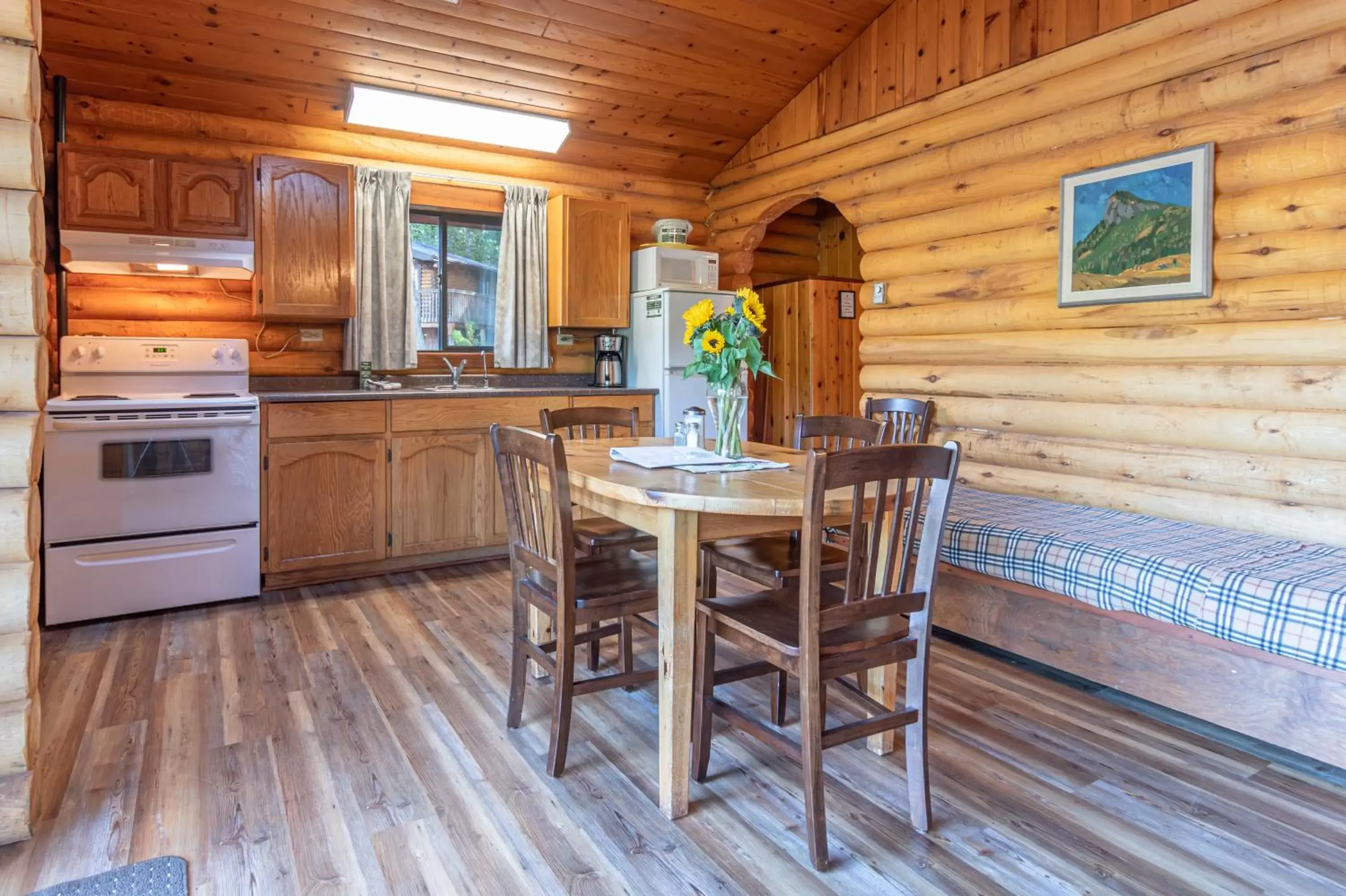 Coffee/tea facilities, Dining Area in Cusheon Lake Resort