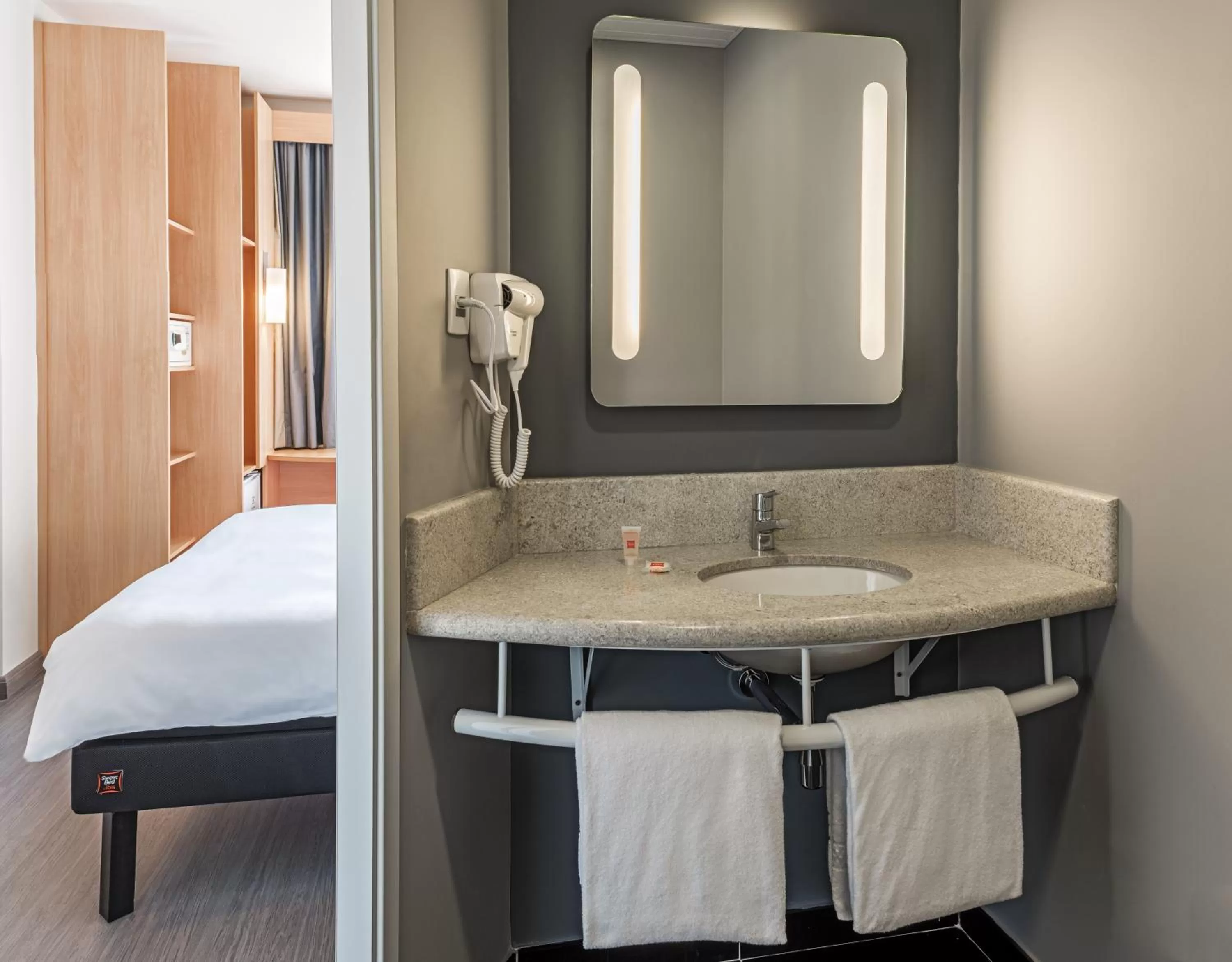 Bed in ibis Santos Valongo