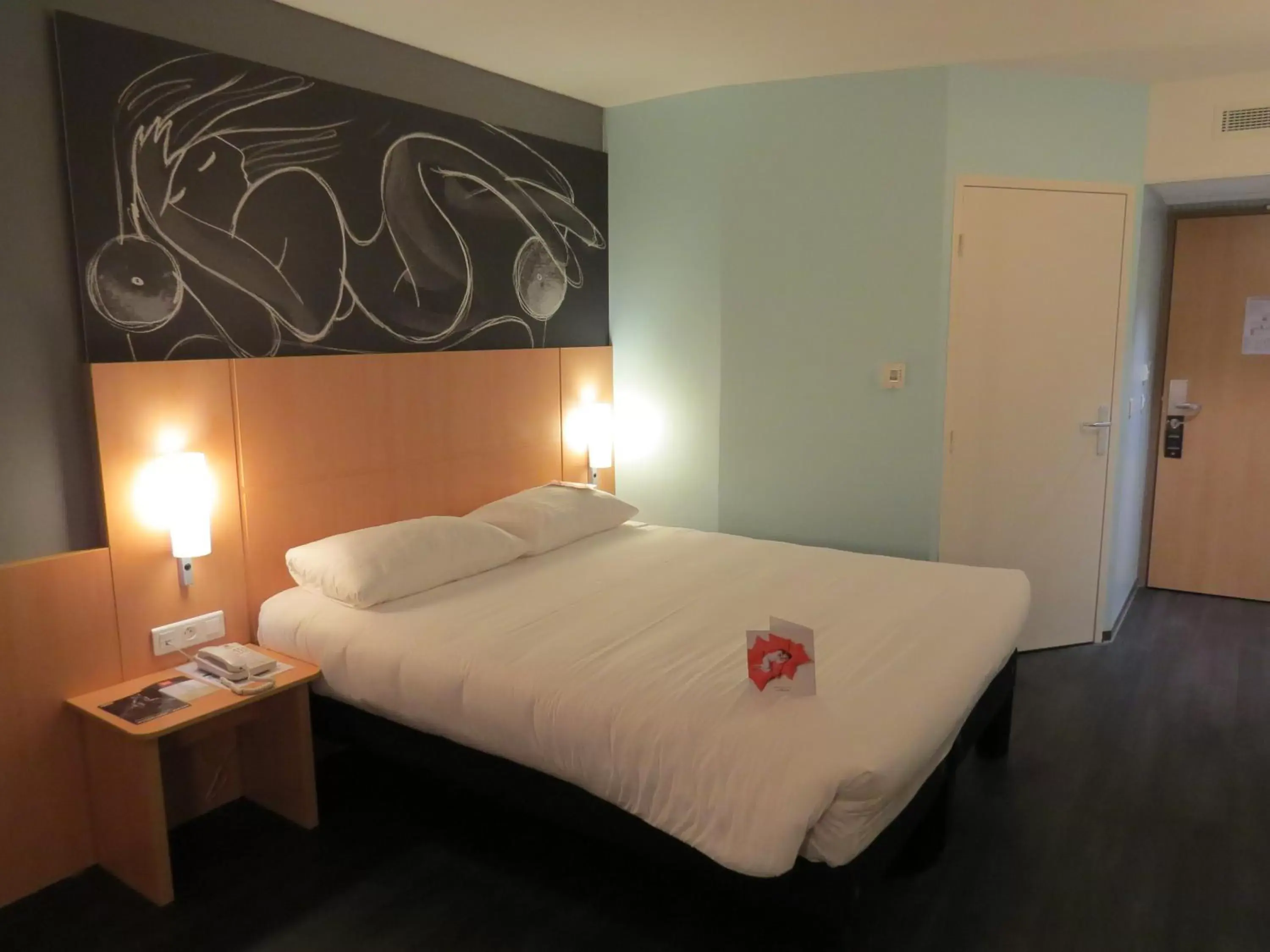 Photo of the whole room, Bed in ibis Soissons