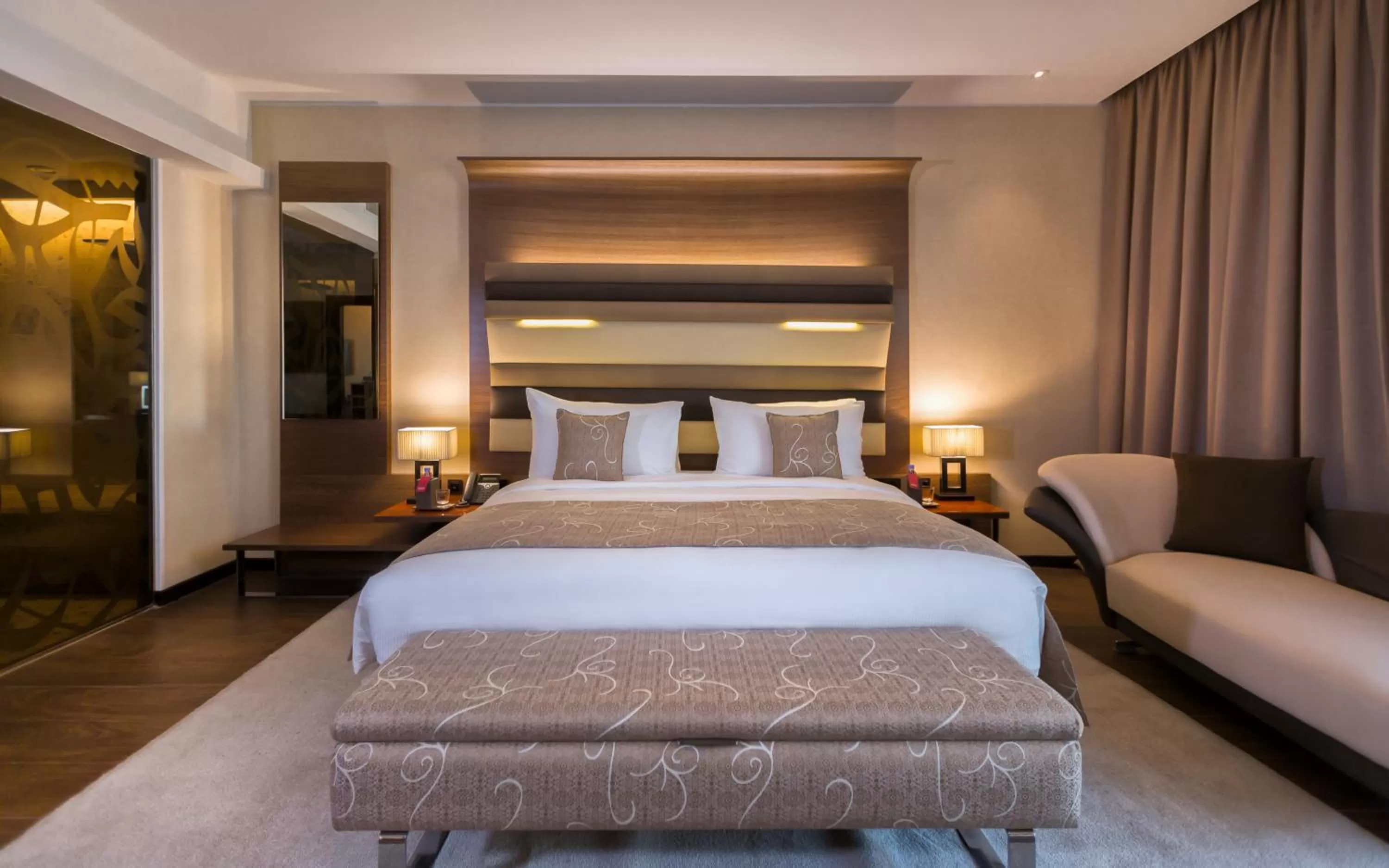 Bedroom, Bed in Mövenpick Hotel du Lac Tunis