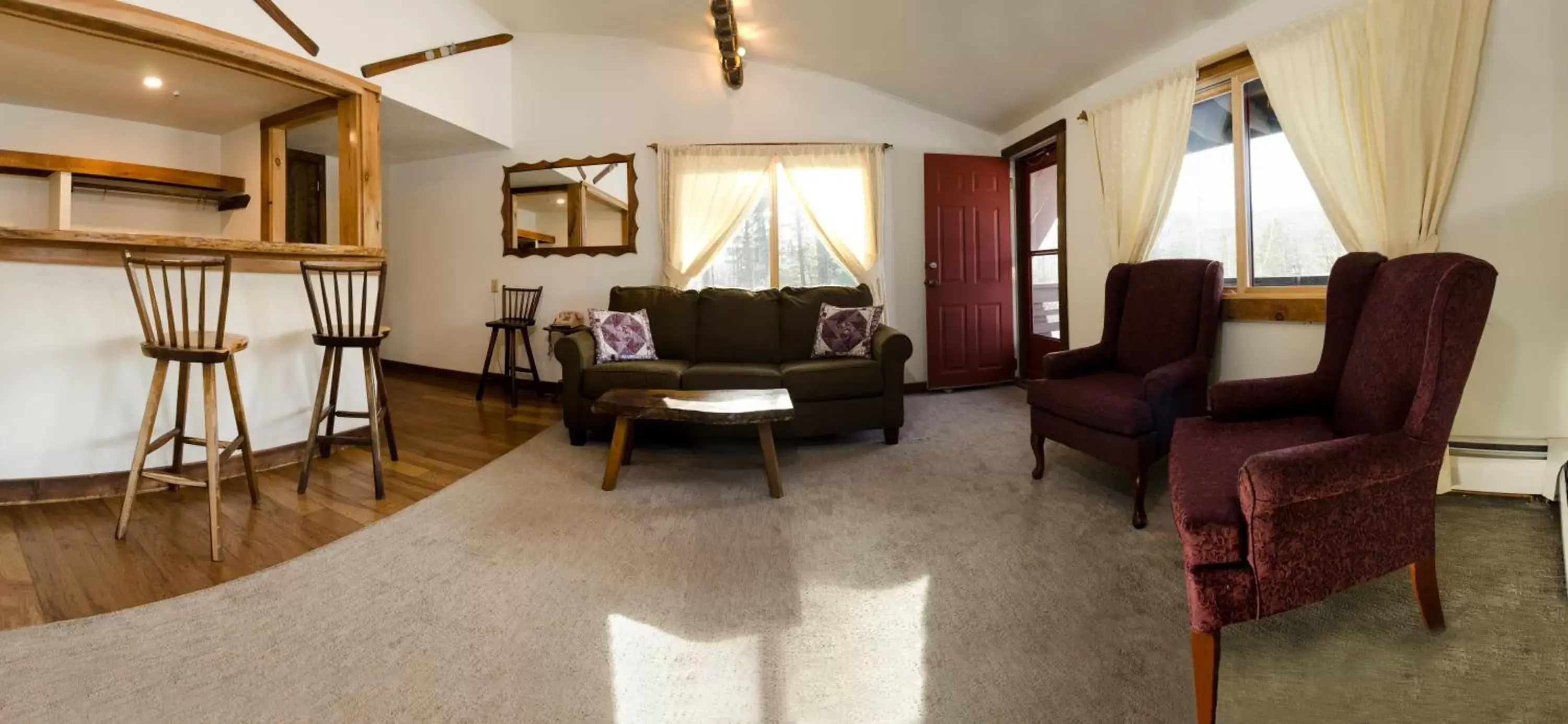 Bedroom, Seating Area in Summit Lodge