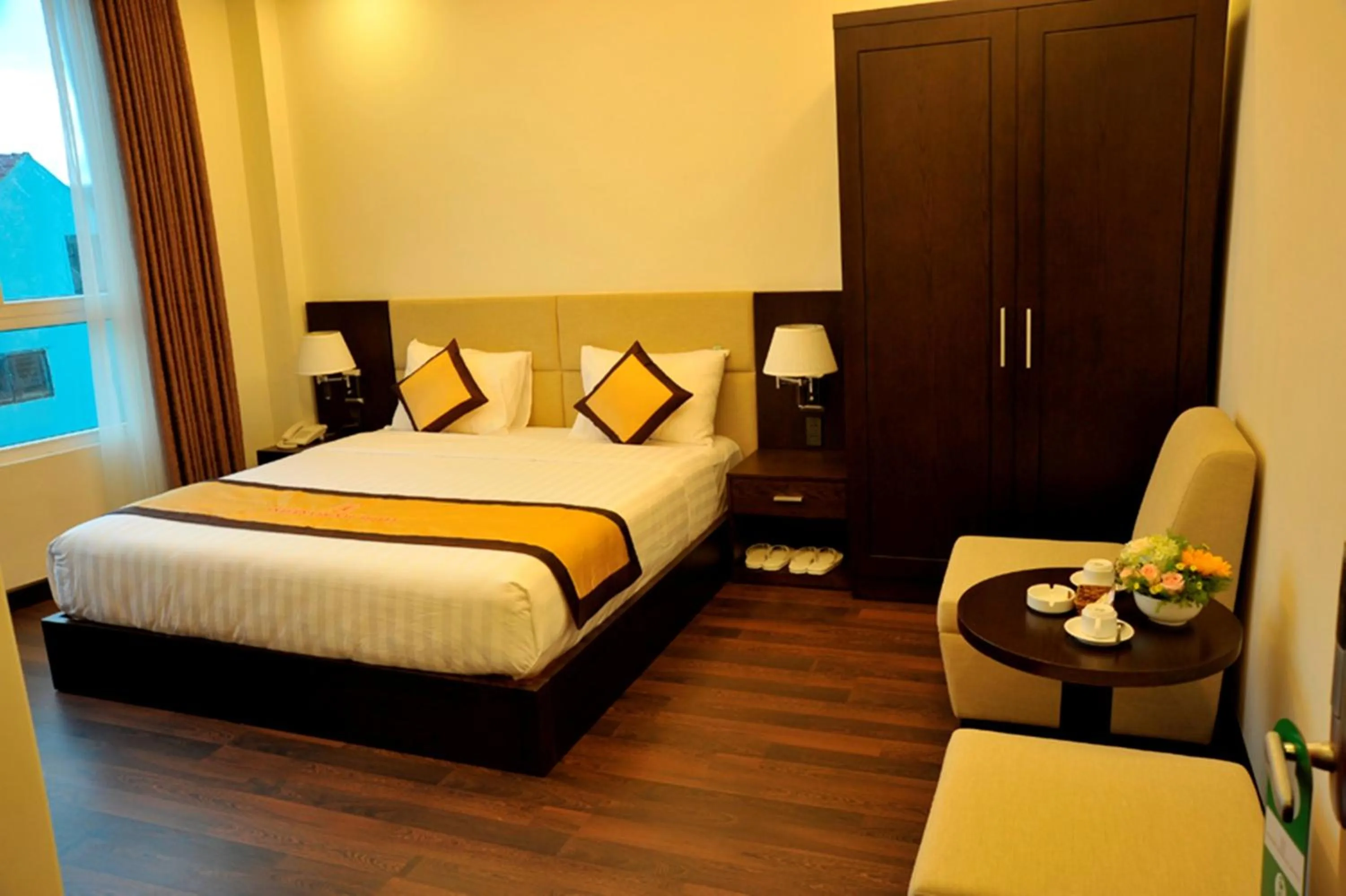 Bedroom, Bed in International Hotel