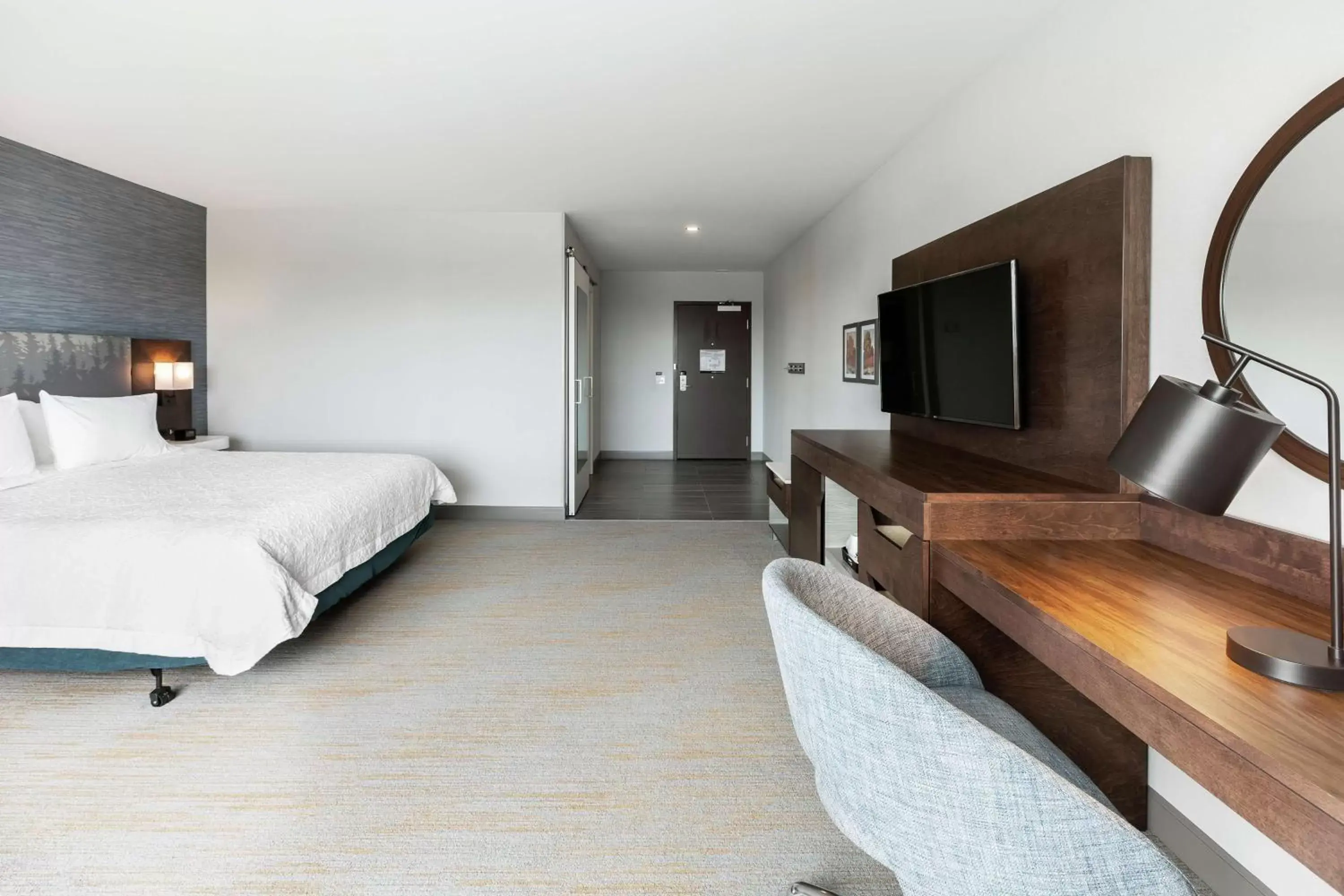 Bed, TV/Entertainment Center in Hampton Inn & Suites by Hilton Québec - Beauport