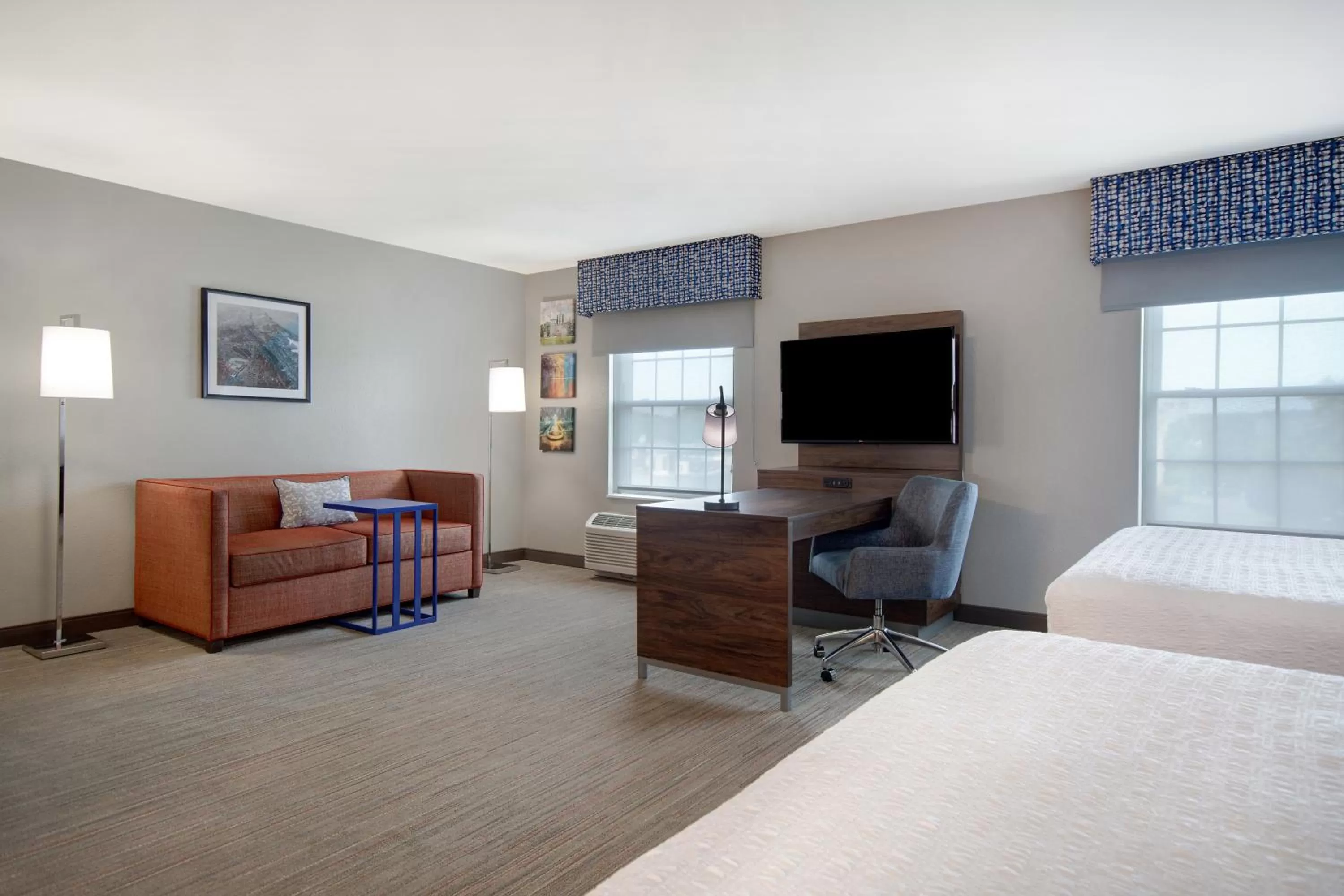 TV and multimedia, Bed in Hampton Inn & Suites Yonkers