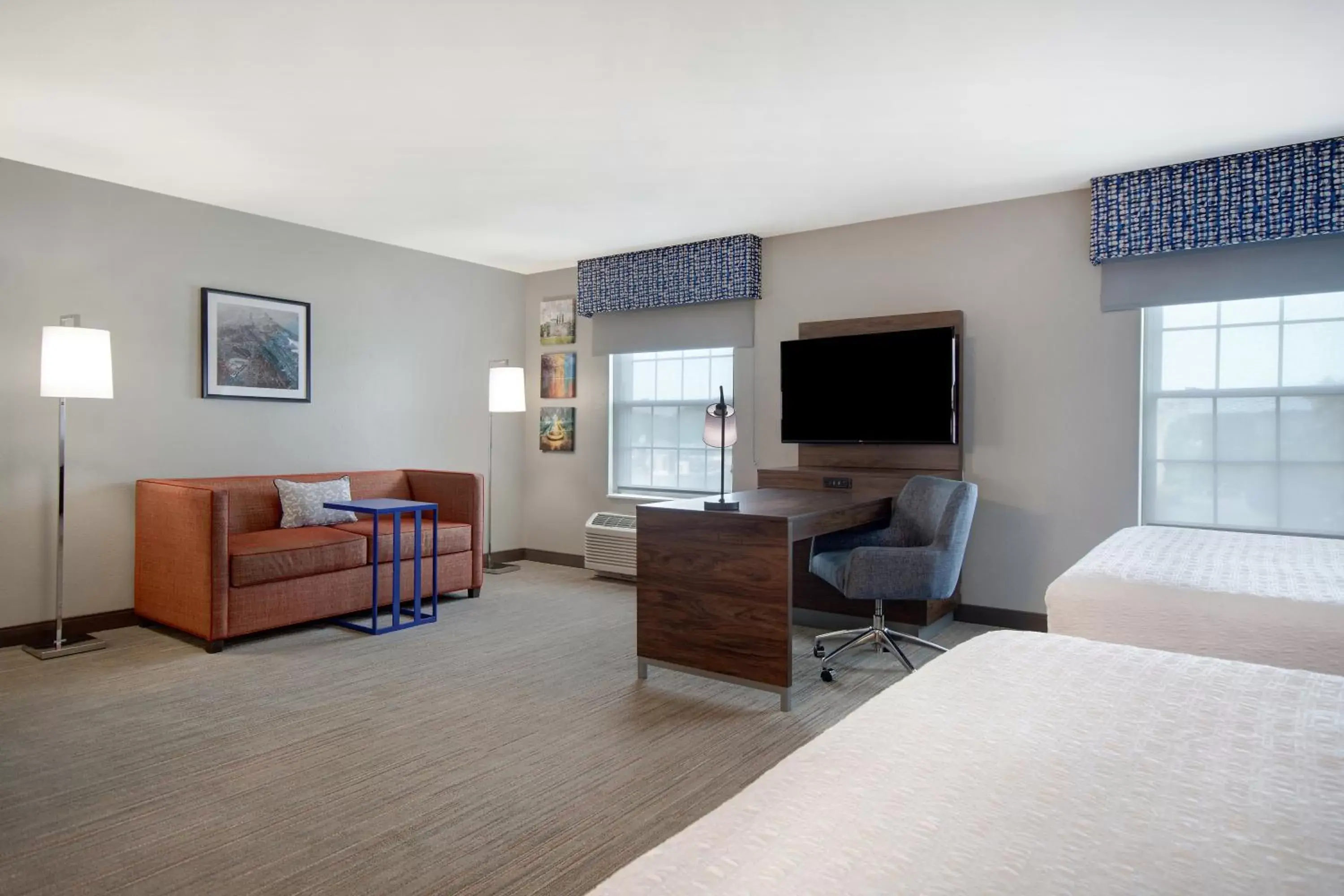 TV and multimedia, Bed in Hampton Inn & Suites Yonkers TV and multimedia, Bed in Hampton Inn & Suites Yonkers