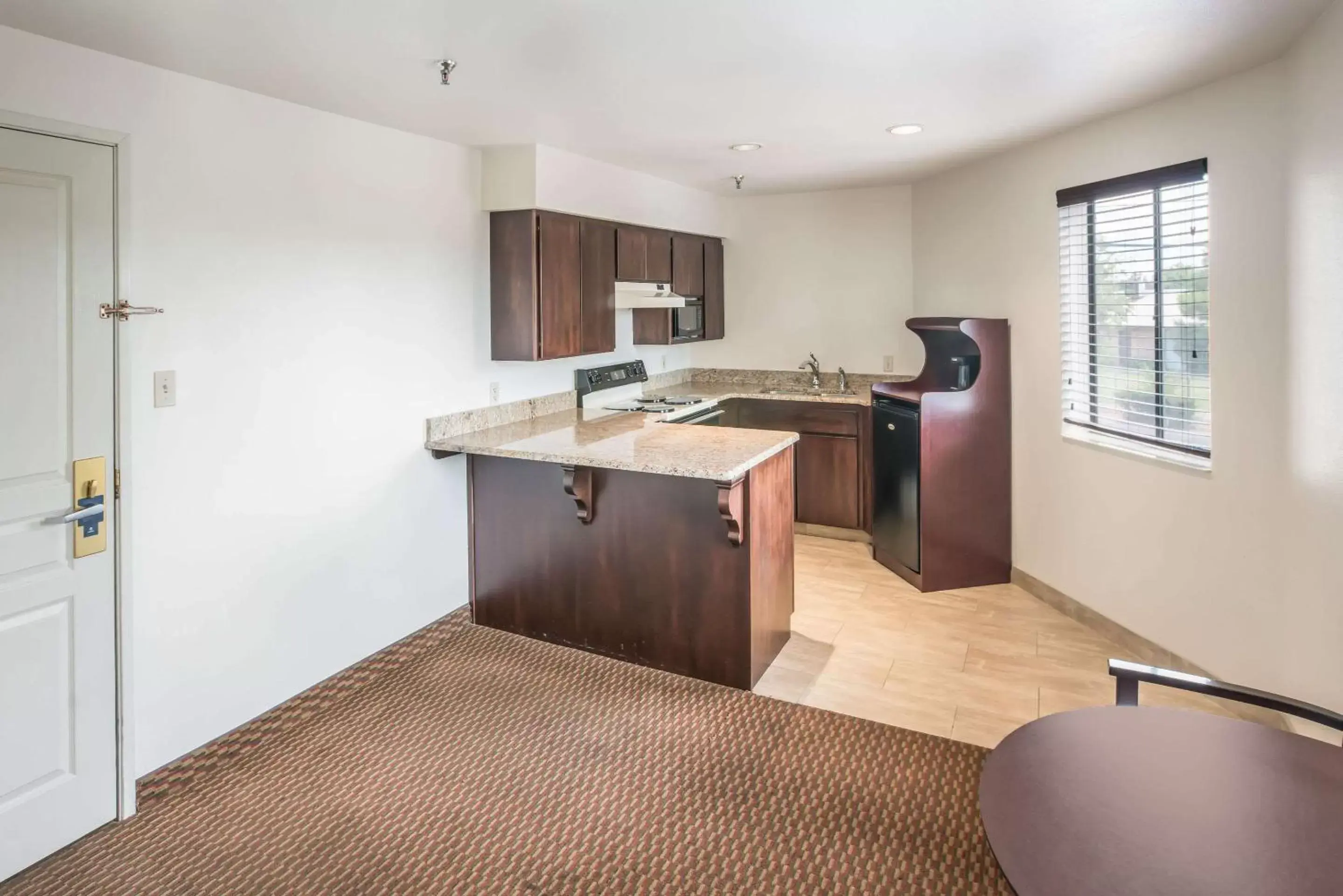 Photo of the whole room, Kitchen/Kitchenette in Clarion Inn Page - Lake Powell