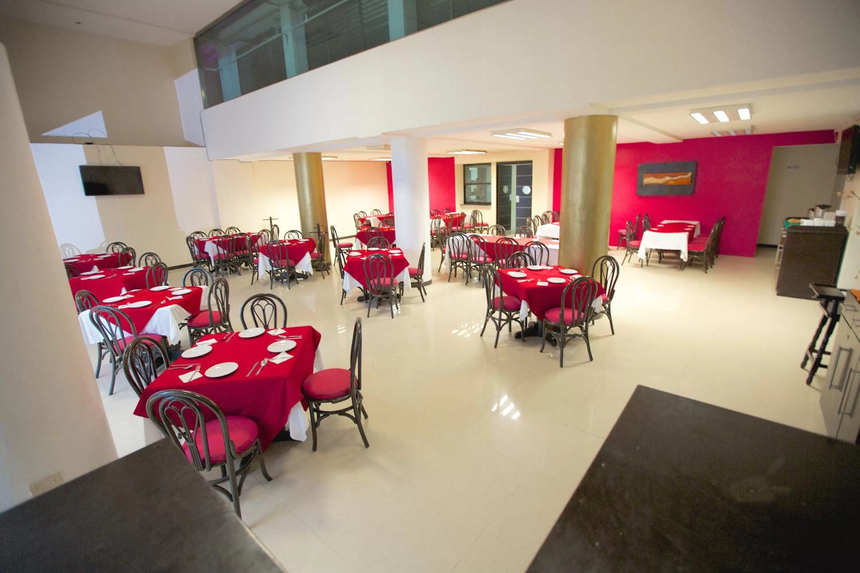 Restaurant/places to eat in Hotel Principe