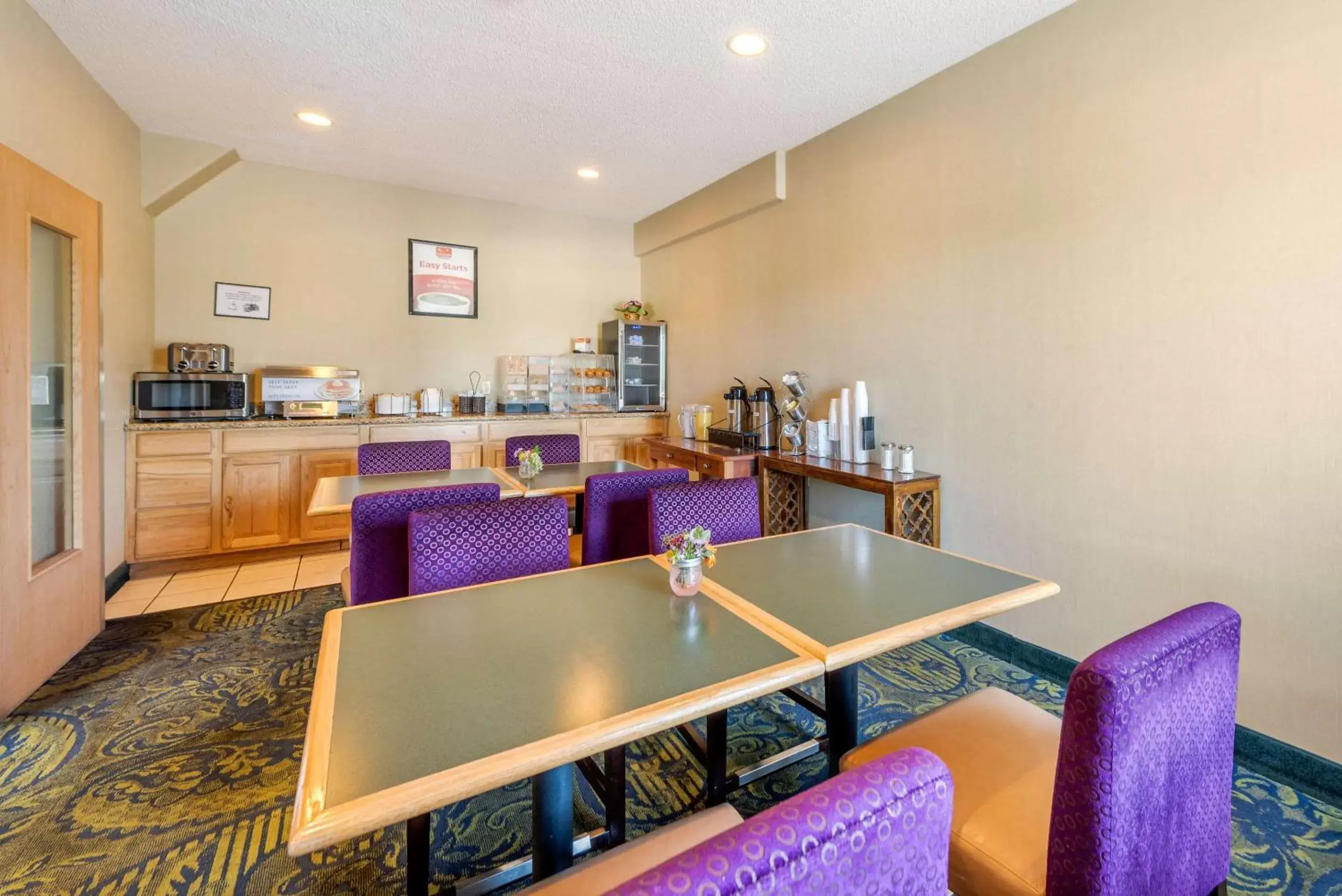 Restaurant/places to eat in Econo Lodge Airport/Colorado Springs