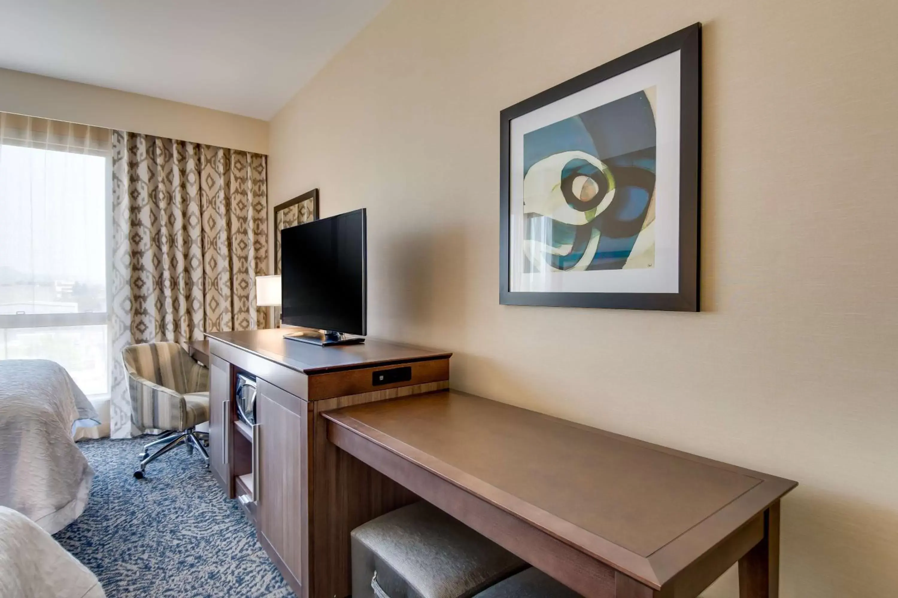 Bed, TV/Entertainment Center in Hampton Inn & Suites Los Angeles - Glendale