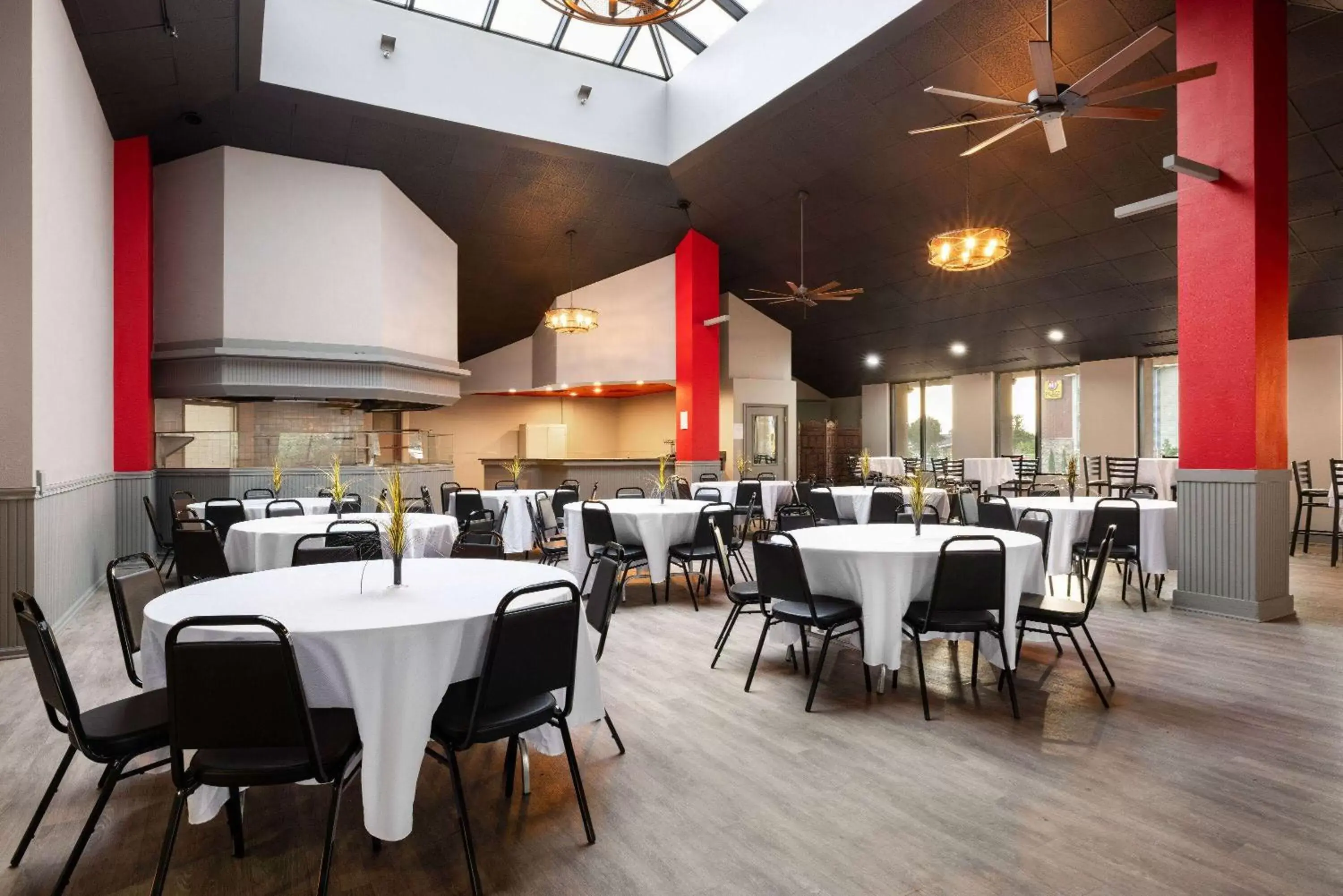 Meeting/conference room, Restaurant/Places to Eat in Baymont by Wyndham Shakopee
