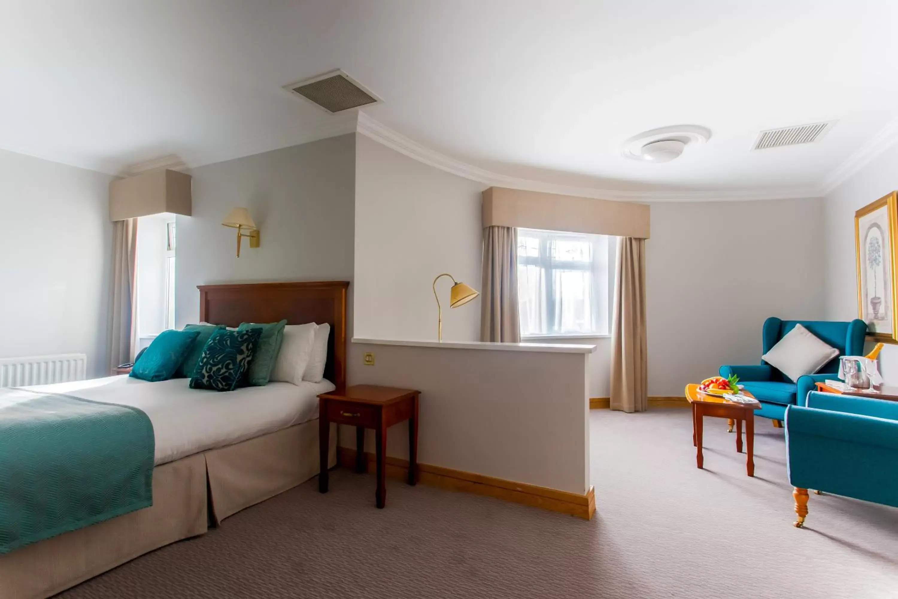 Bed, Seating Area in Ashdown Park Hotel