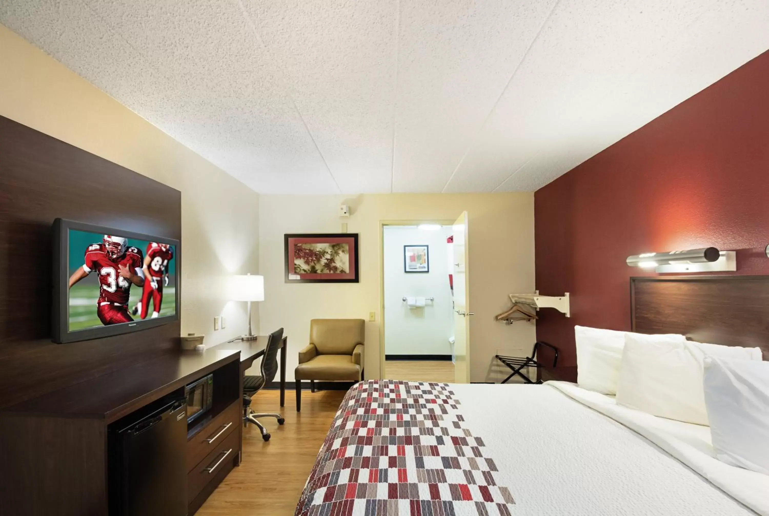 Bedroom in Red Roof Inn Dayton - Fairborn/Nutter Center
