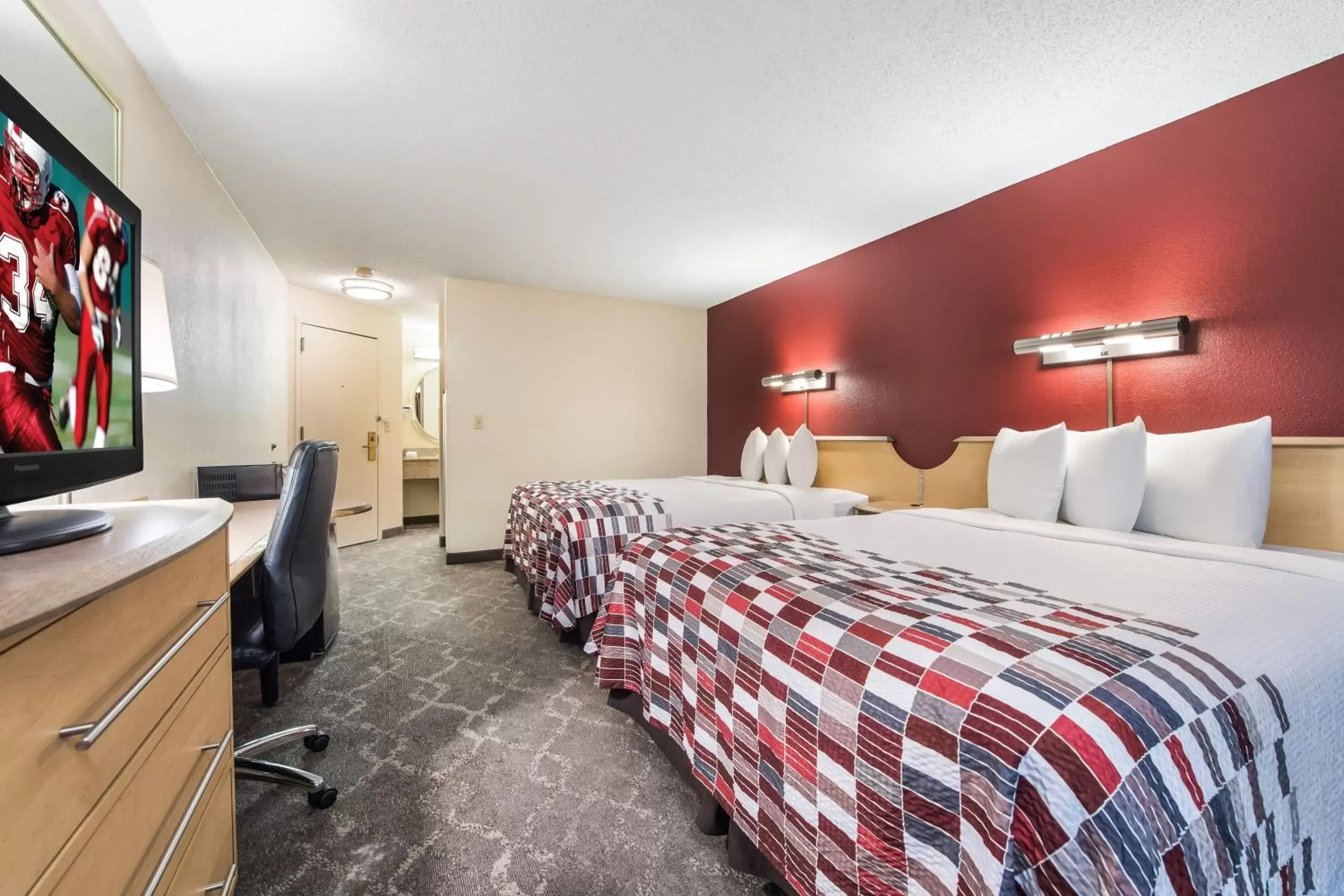 Photo of the whole room, Bed in Red Roof Inn Seattle Airport - SEATAC