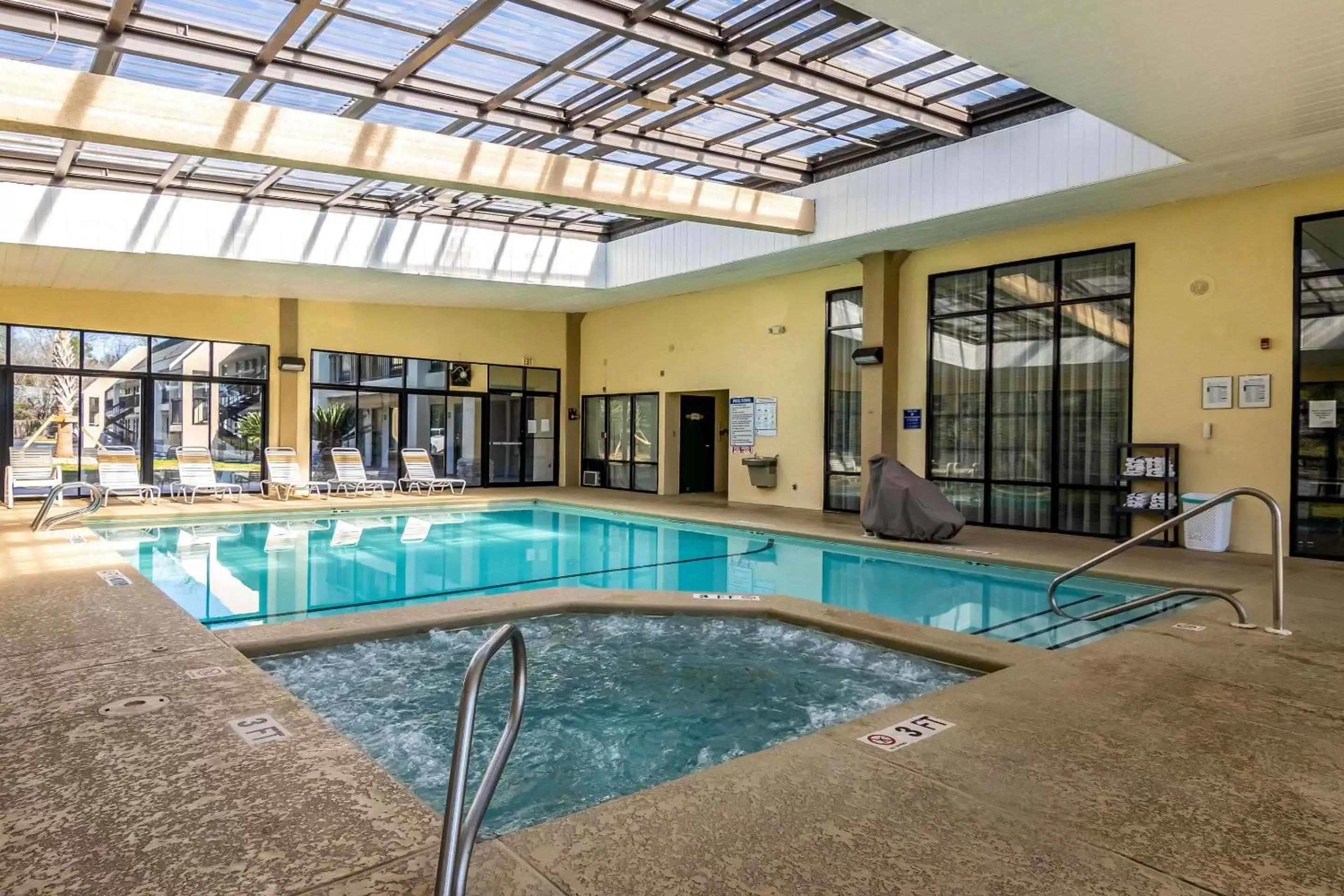 On site, Swimming Pool in Quality Inn National Fairgrounds Area
