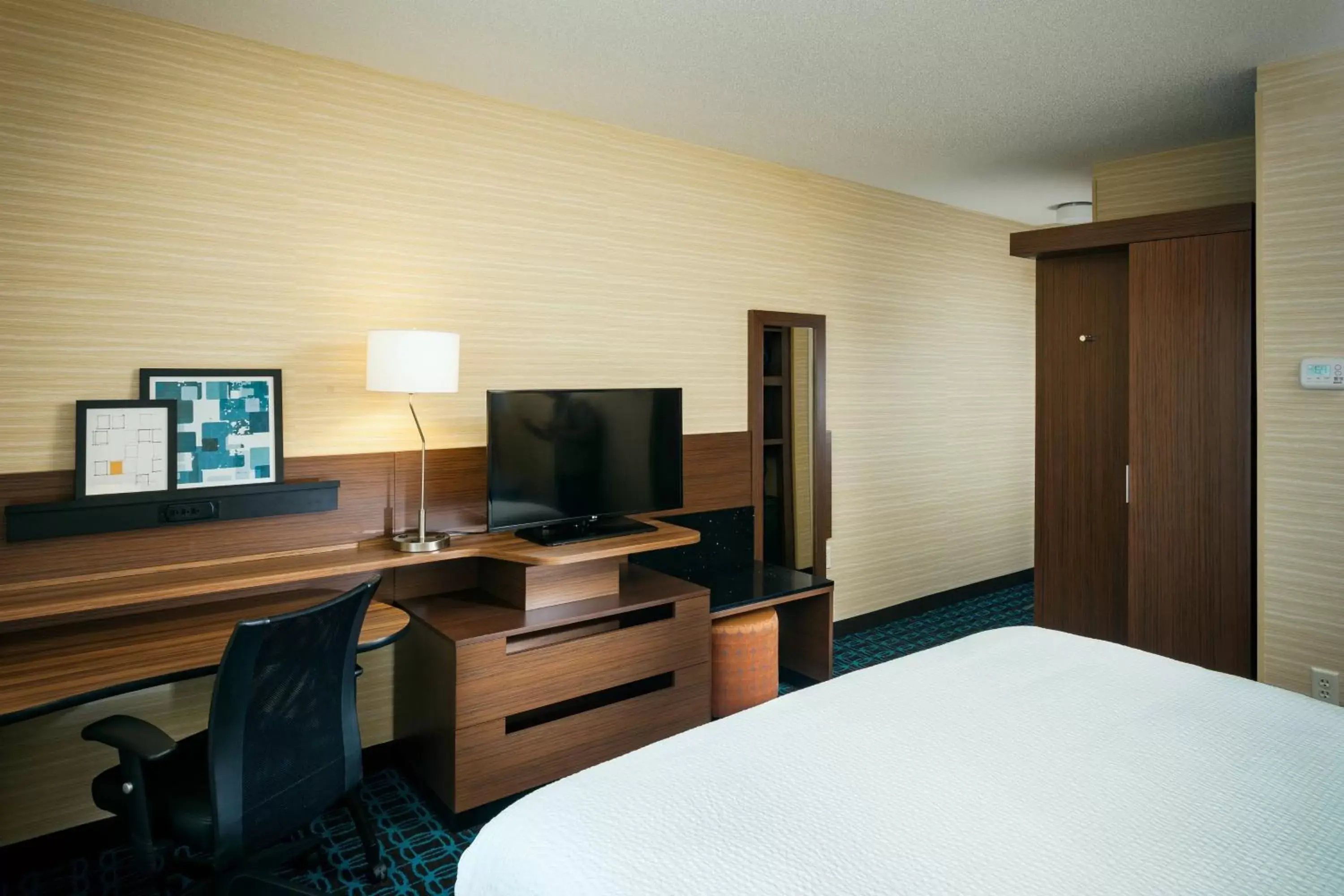 Bedroom, TV/Entertainment Center in Fairfield Inn & Suites by Marriott Tacoma DuPont
