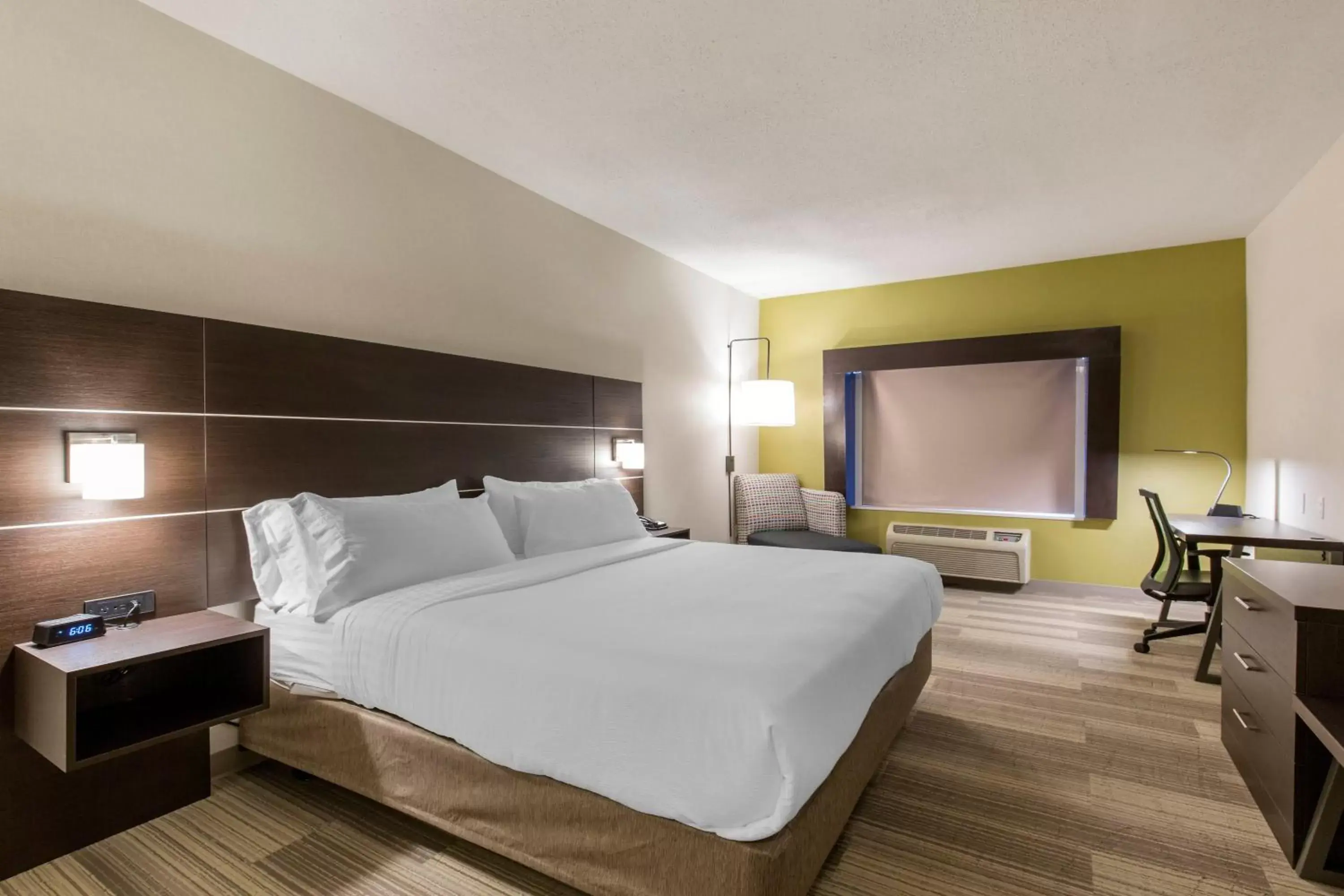 Photo of the whole room, Bed in Holiday Inn Express and Suites Chicago West - St Charles, an IHG Hotel