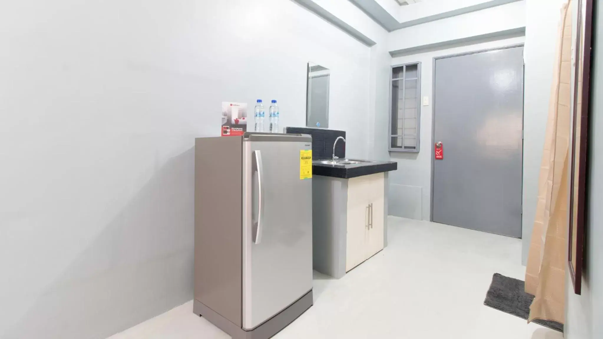 Kitchen or kitchenette in RedDoorz @ Sunfields Lipa Batangas Kitchen or kitchenette in RedDoorz @ Sunfields Lipa Batangas