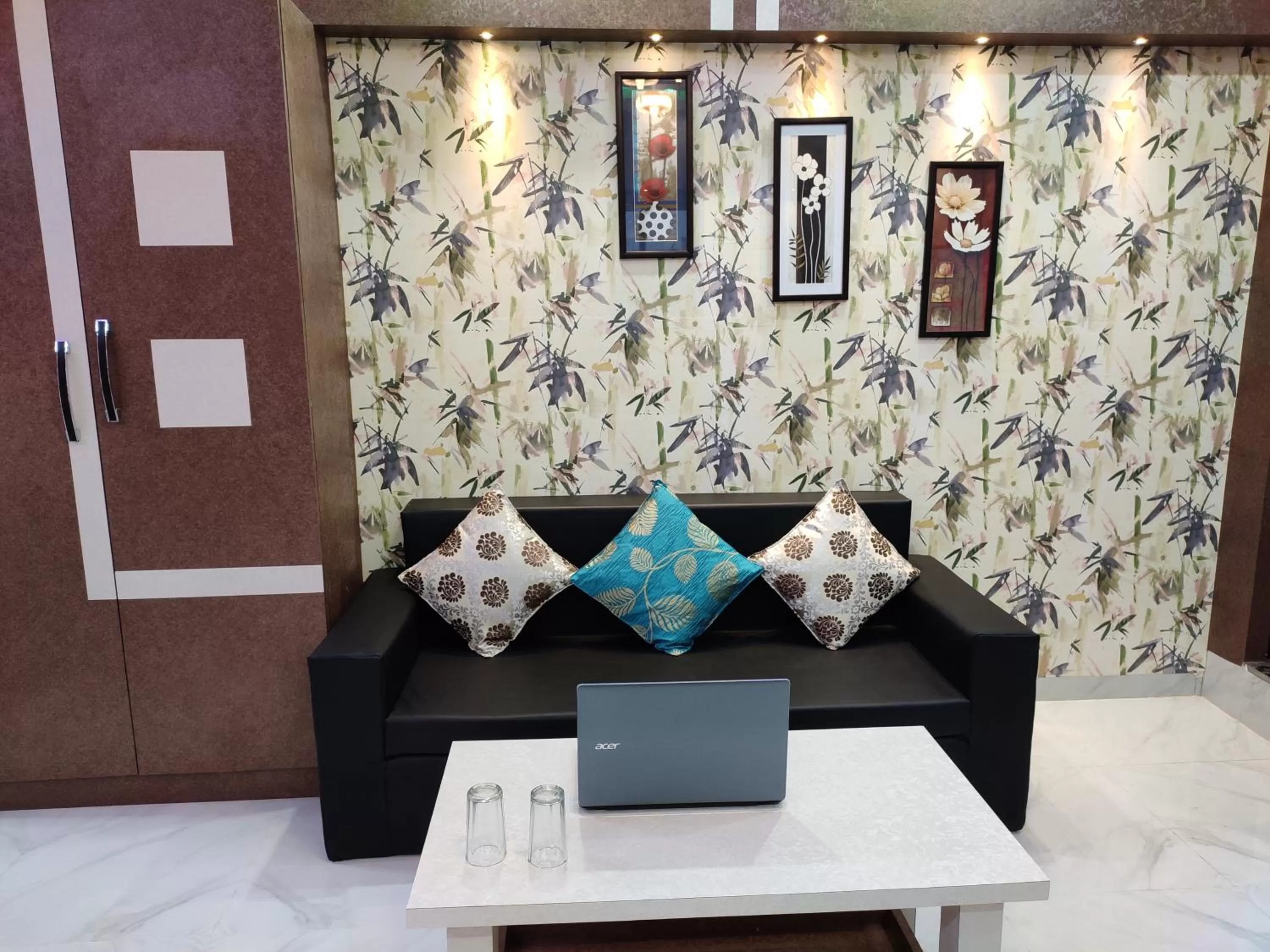 HOTEL CENTRAL SQUARE "A Couple Friendly Hotel"