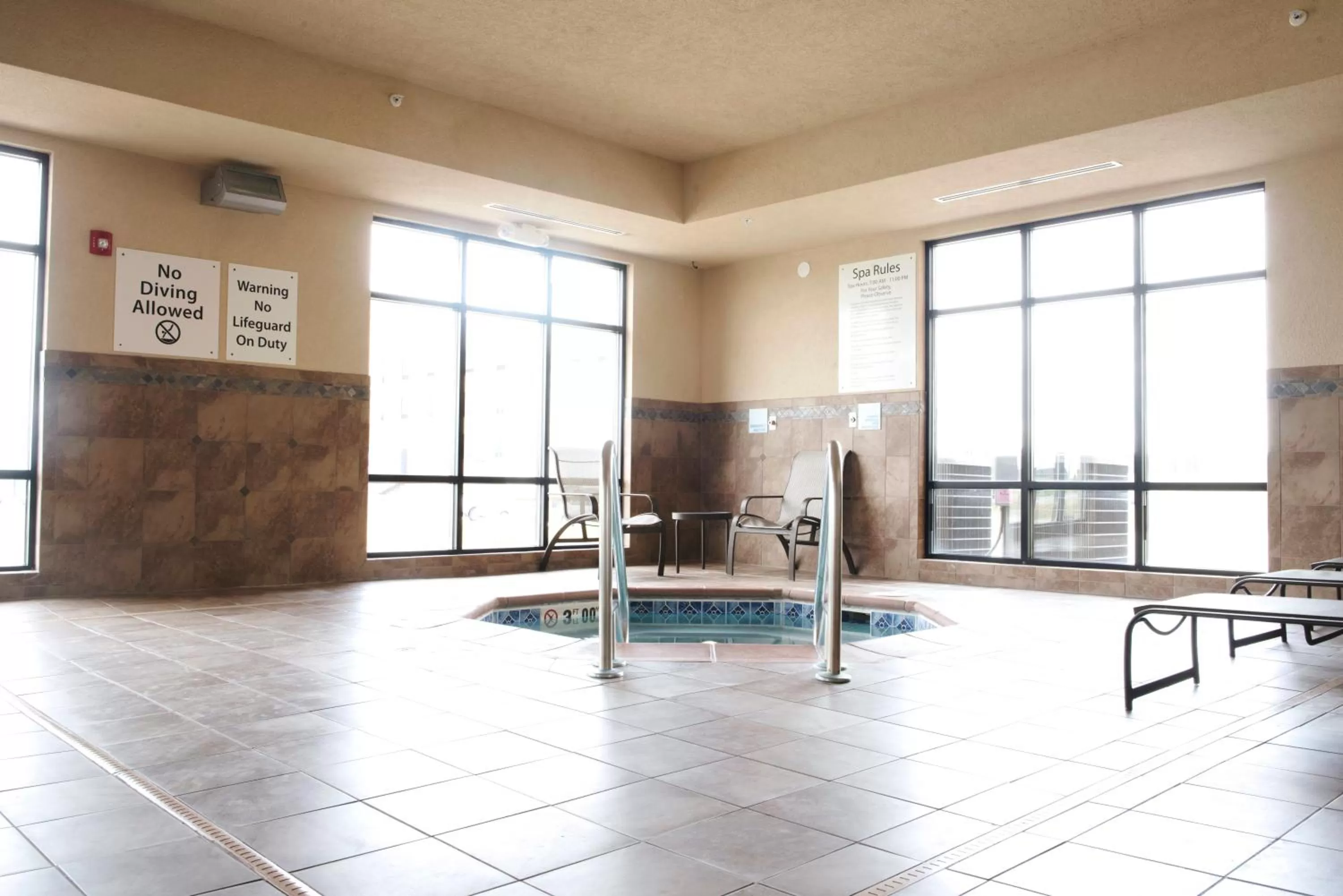 Swimming pool in Holiday Inn Express and Suites Urbandale Des Moines by IHG