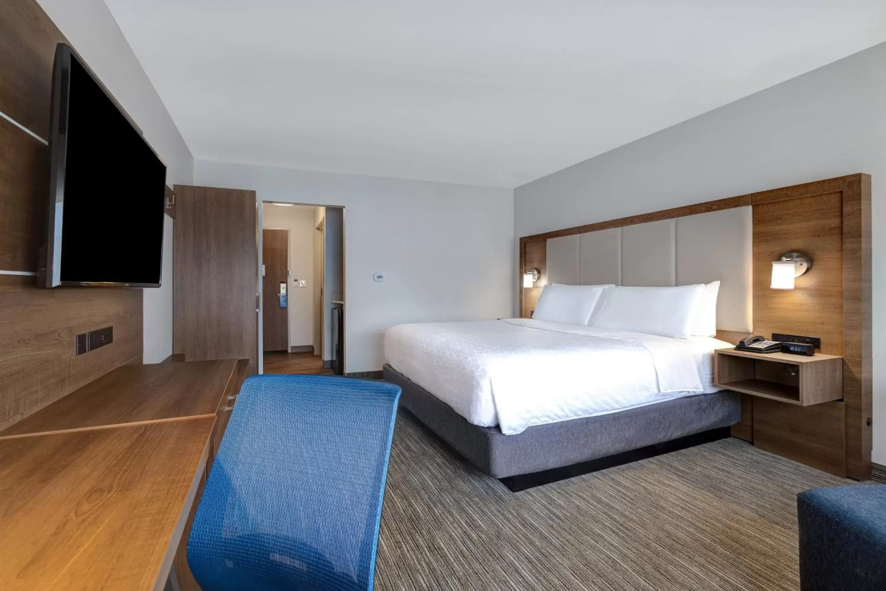 Photo of the whole room, Bed in Holiday Inn Express & Suites - Ann Arbor - University South, an IHG Hotel