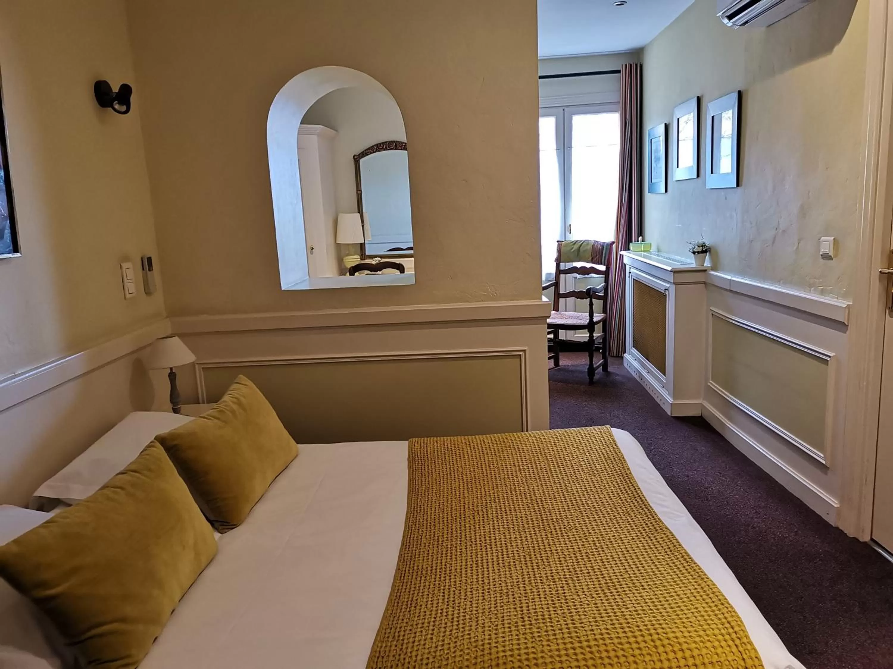 Photo of the whole room, Bed in Hôtel du Parc