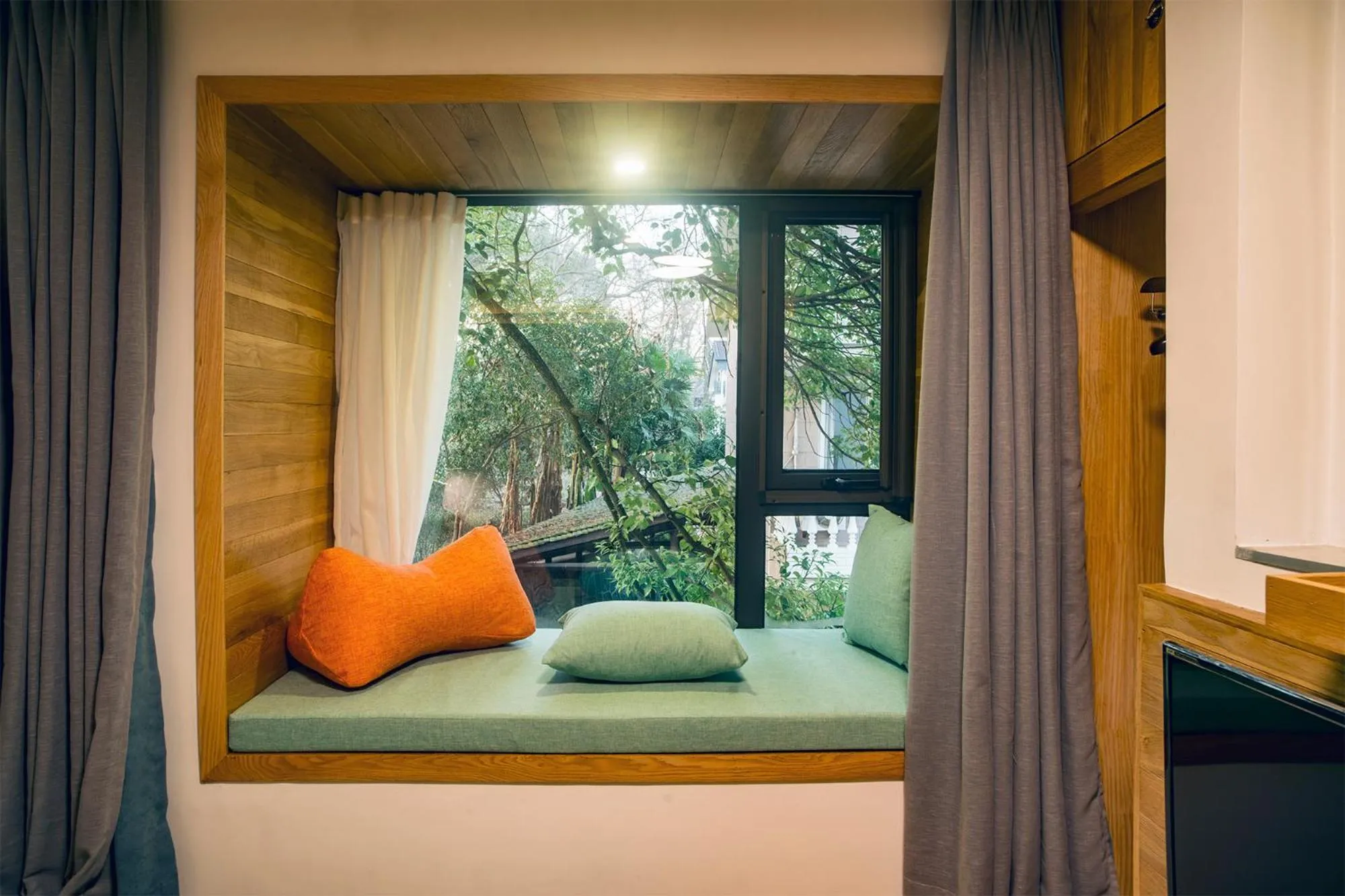 Seating area, Bed in Rock&Wood Cozy House