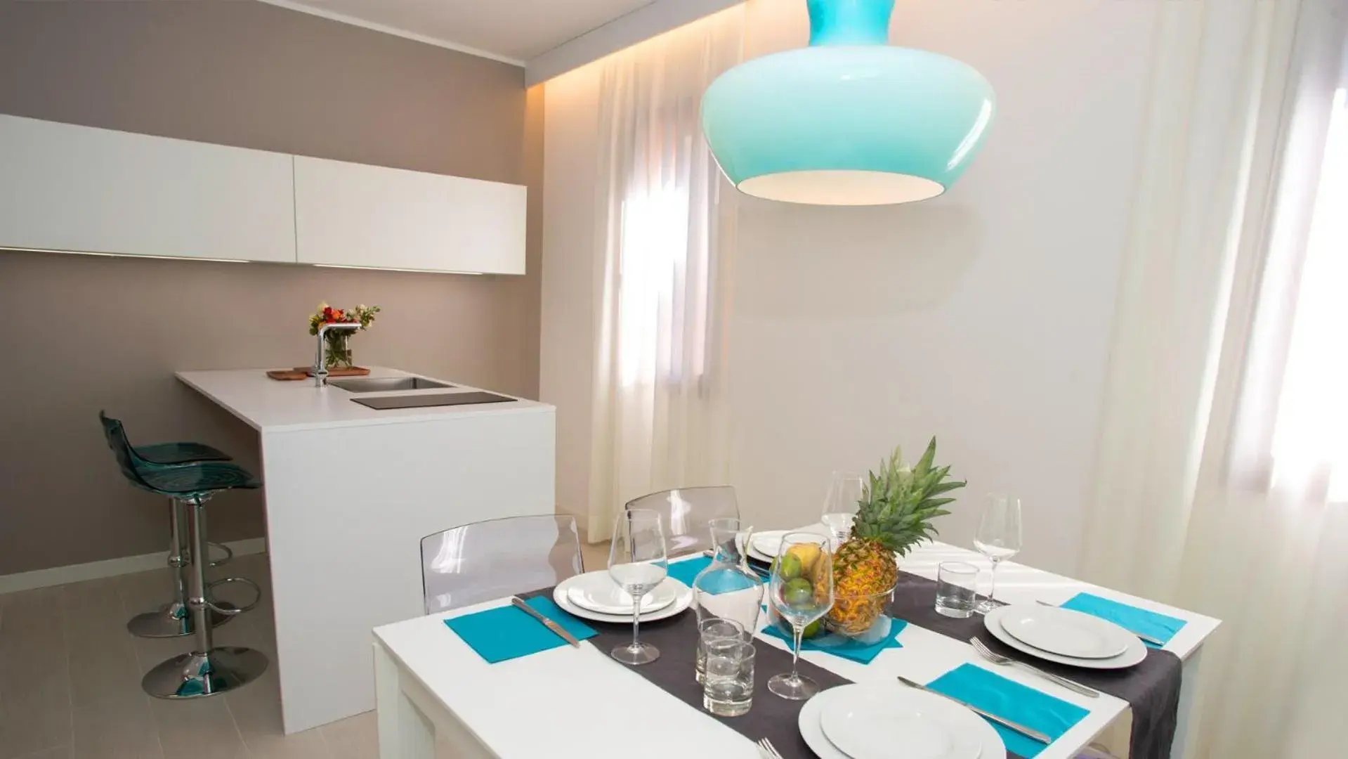 Kitchen or kitchenette, Dining Area in Hotel President