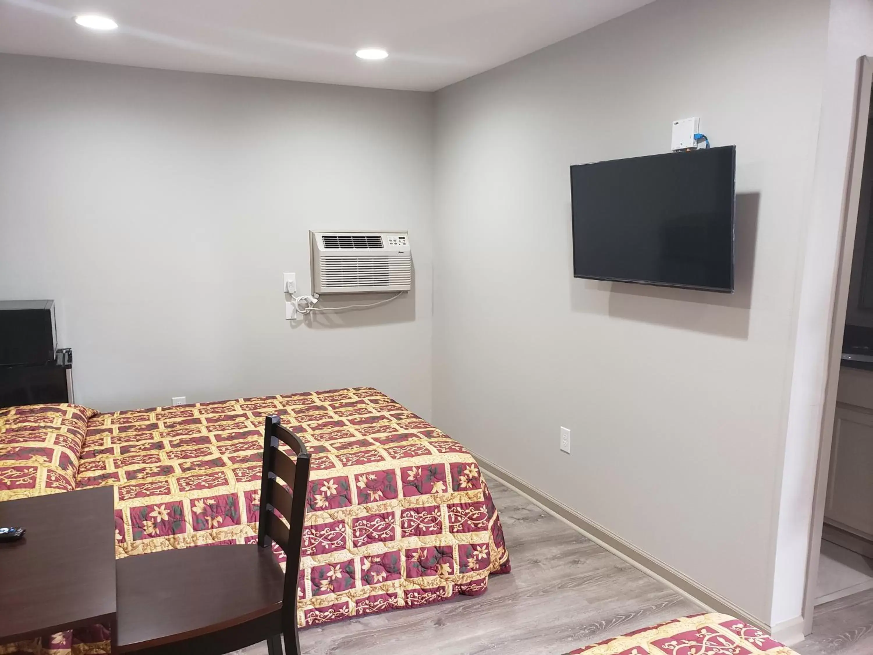 TV/Entertainment Center in Budget Inn & Suites Baton Rouge