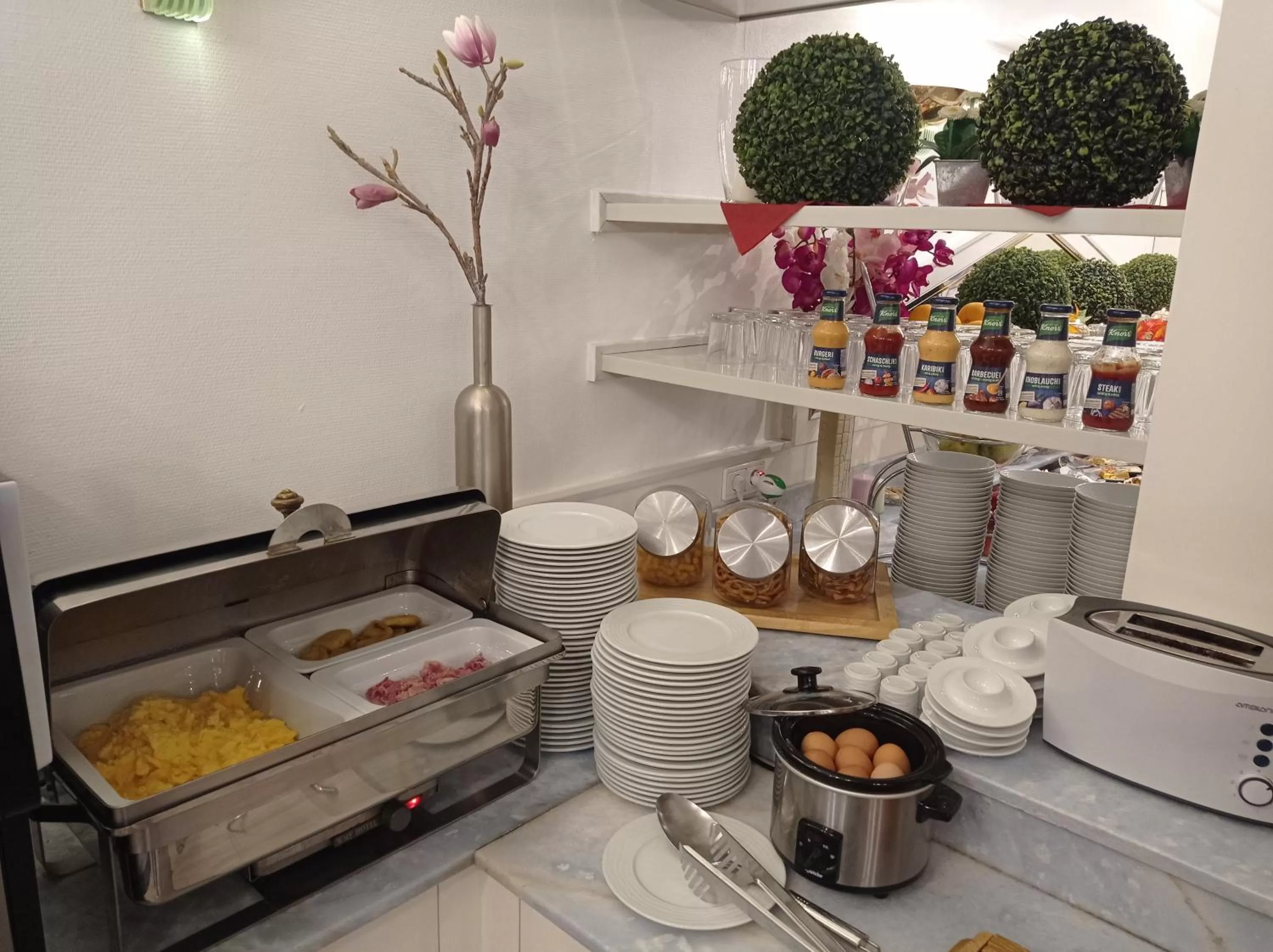 Breakfast, Kitchen/Kitchenette in LeoMar Hotel