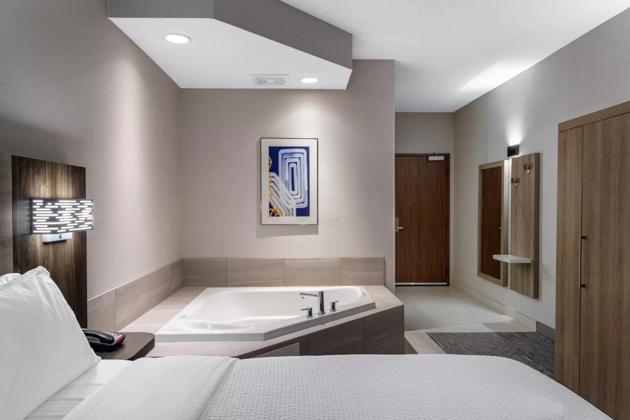 Photo of the whole room, Bed in Holiday Inn Express Hotel & Suites-St. Paul by IHG