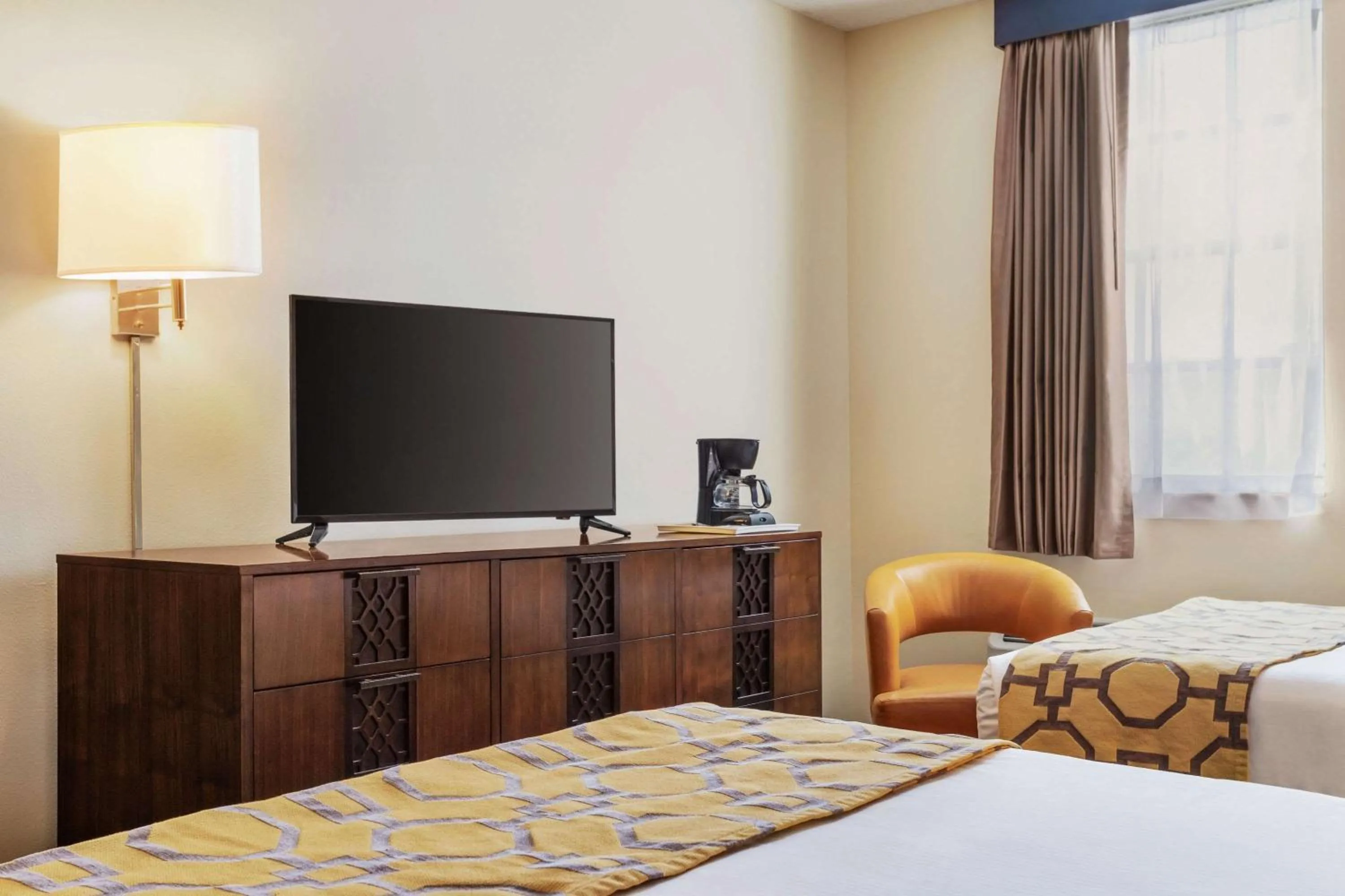 Photo of the whole room, TV/Entertainment Center in Baymont by Wyndham Florida City