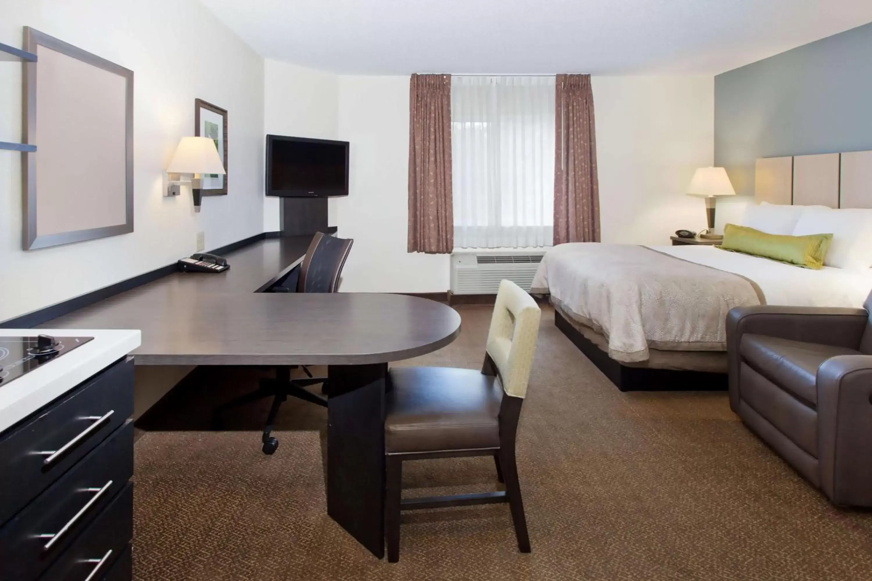 Bedroom, TV/Entertainment Center in Sonesta Simply Suites Austin South