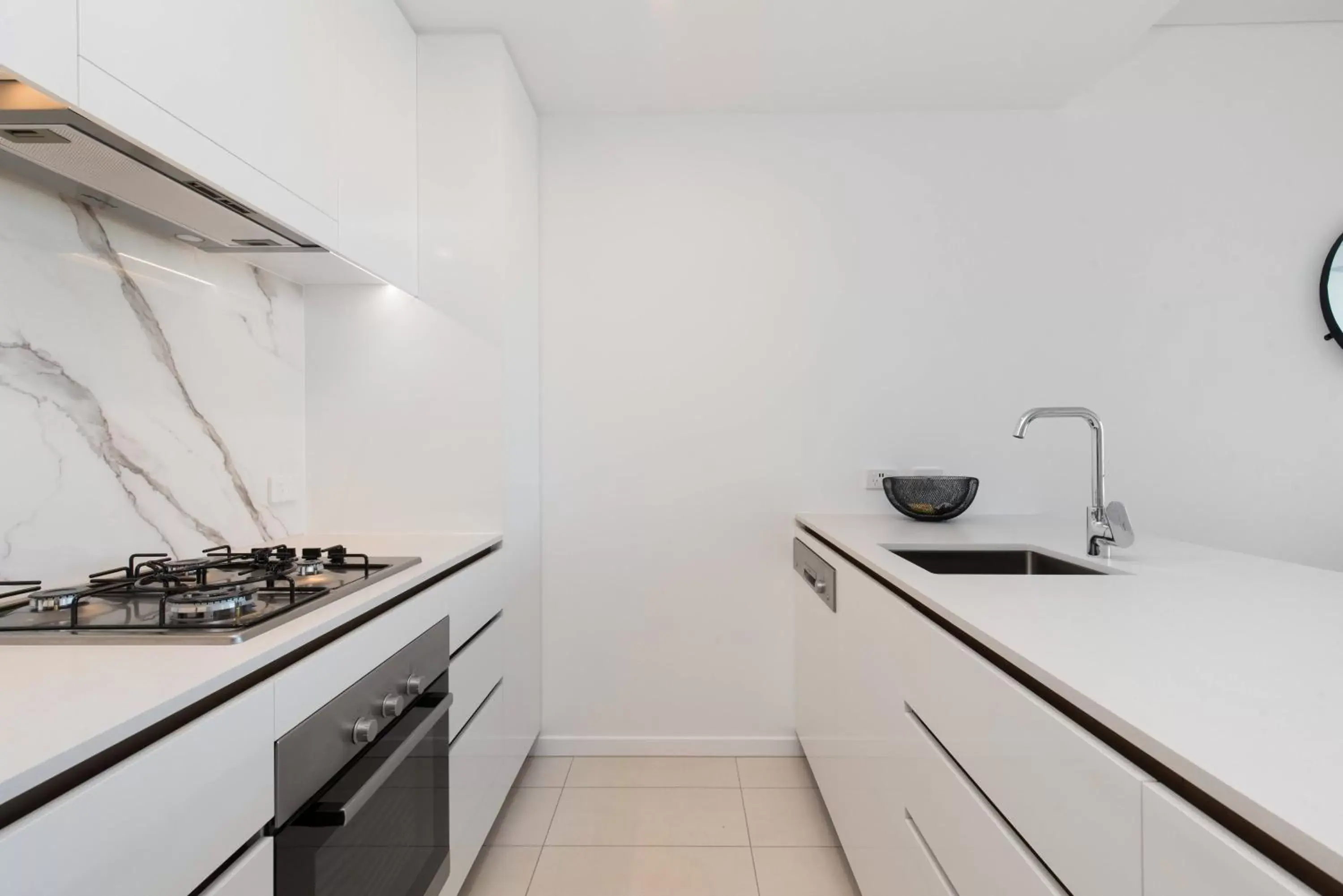 Kitchen or kitchenette, Kitchen/Kitchenette in Hope Street Apartments by CLLIX