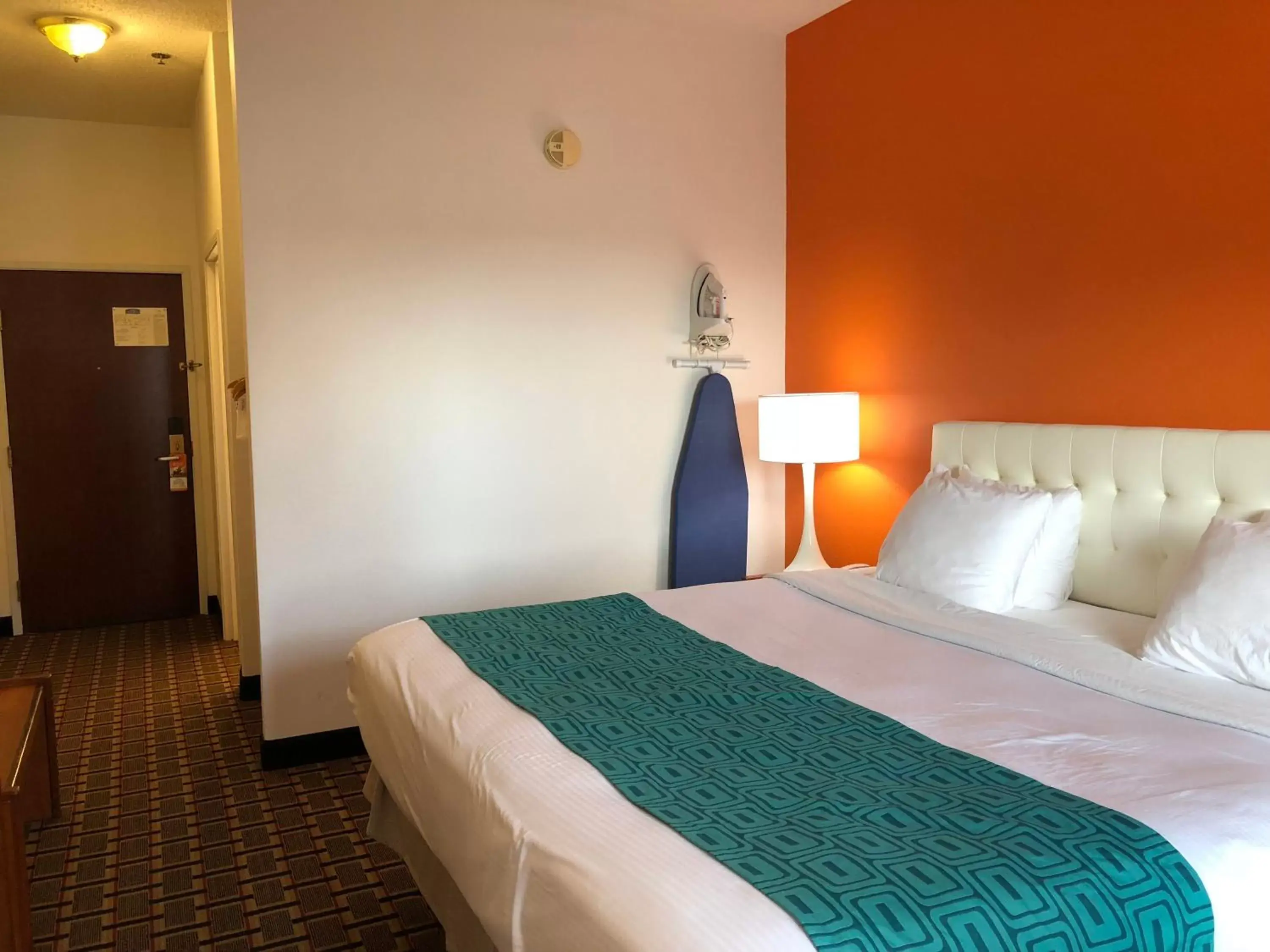 Bed in Howard Johnson by Wyndham Airport