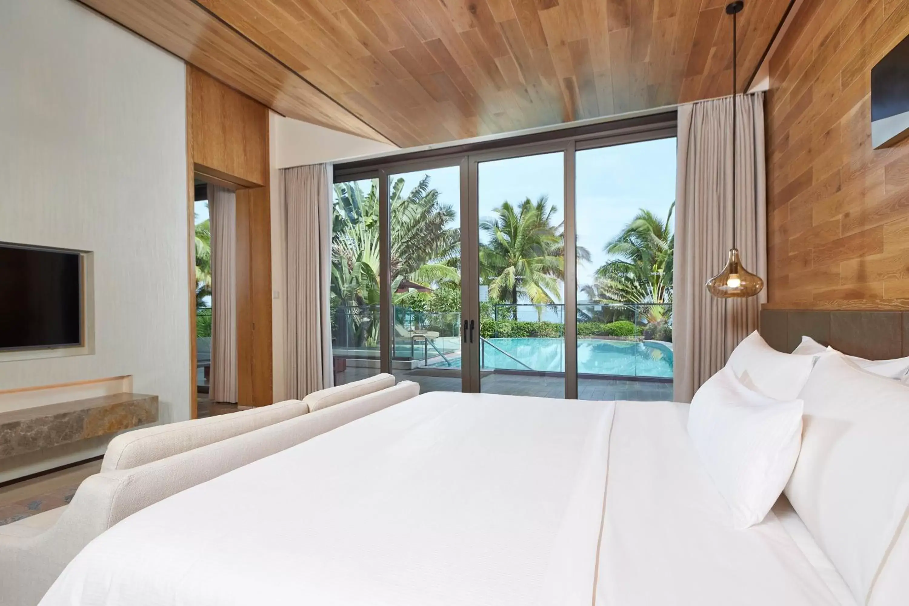 Swimming pool, Bed in The Westin Shimei Bay Resort