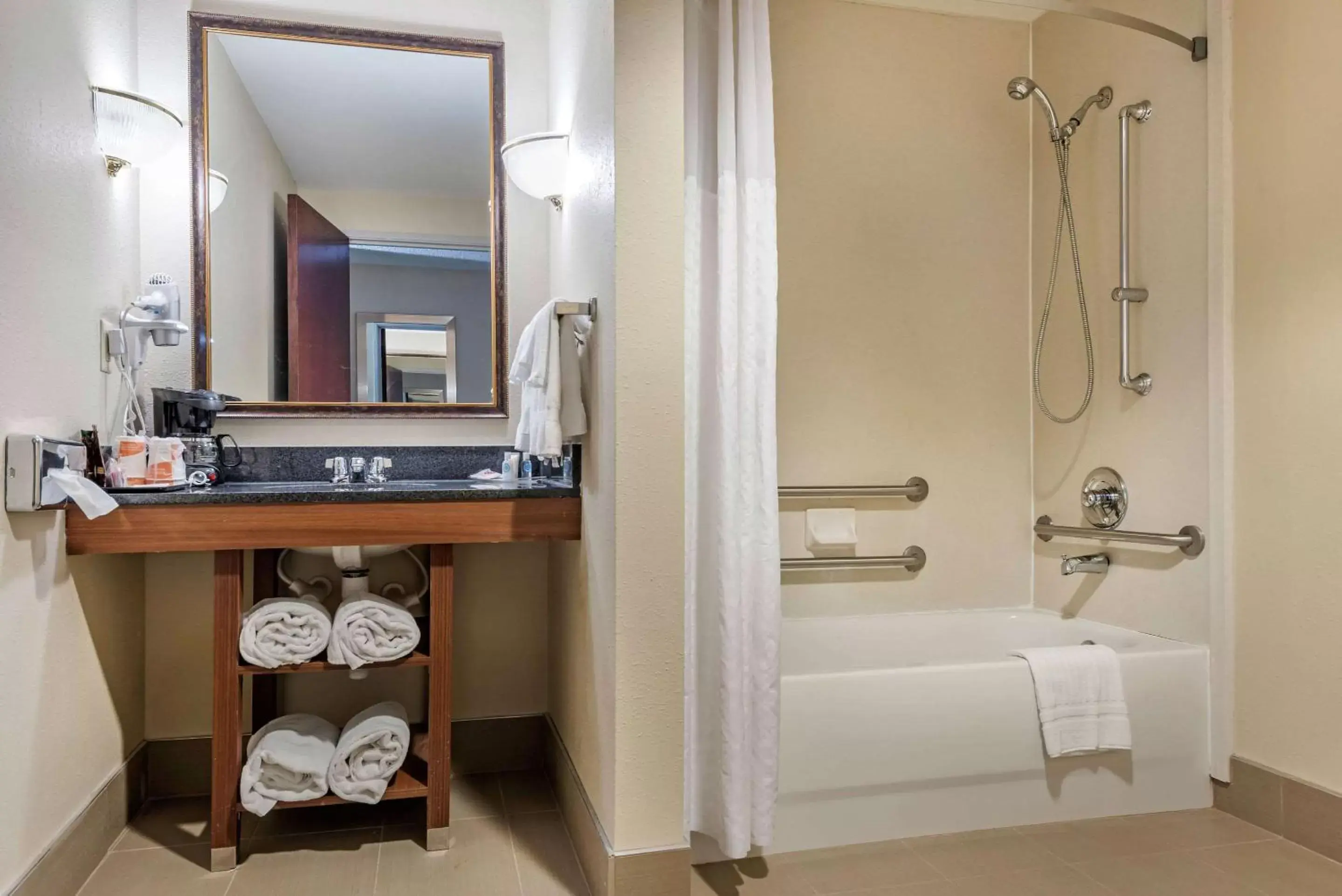 Photo of the whole room, Bathroom in Comfort Suites Cincinnati Airport