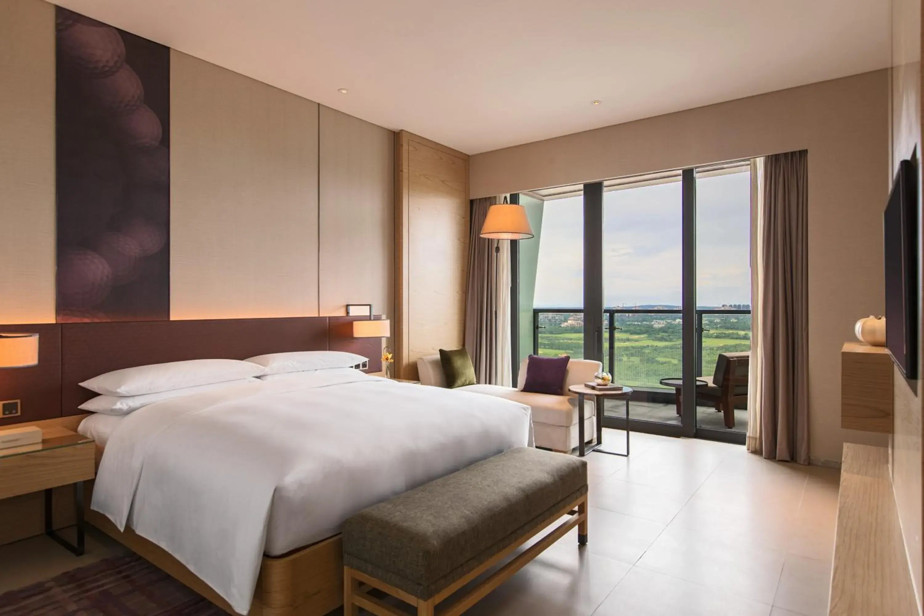 Deluxe King Room with Golf View in Renaissance Haikou Hotel Deluxe King Room with Golf View in Renaissance Haikou Hotel