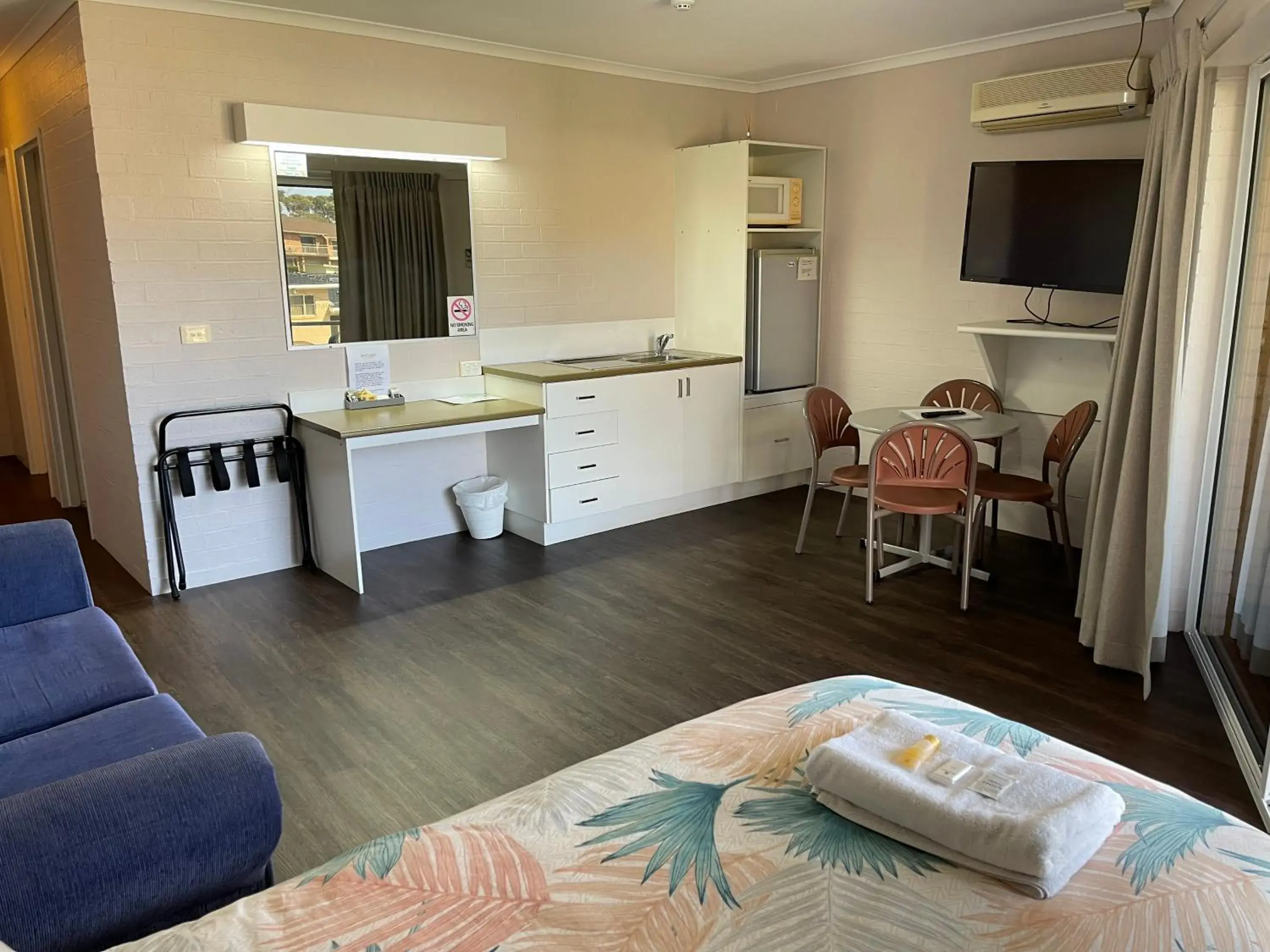 Bed, Kitchen/Kitchenette in Ulladulla Harbour Motel