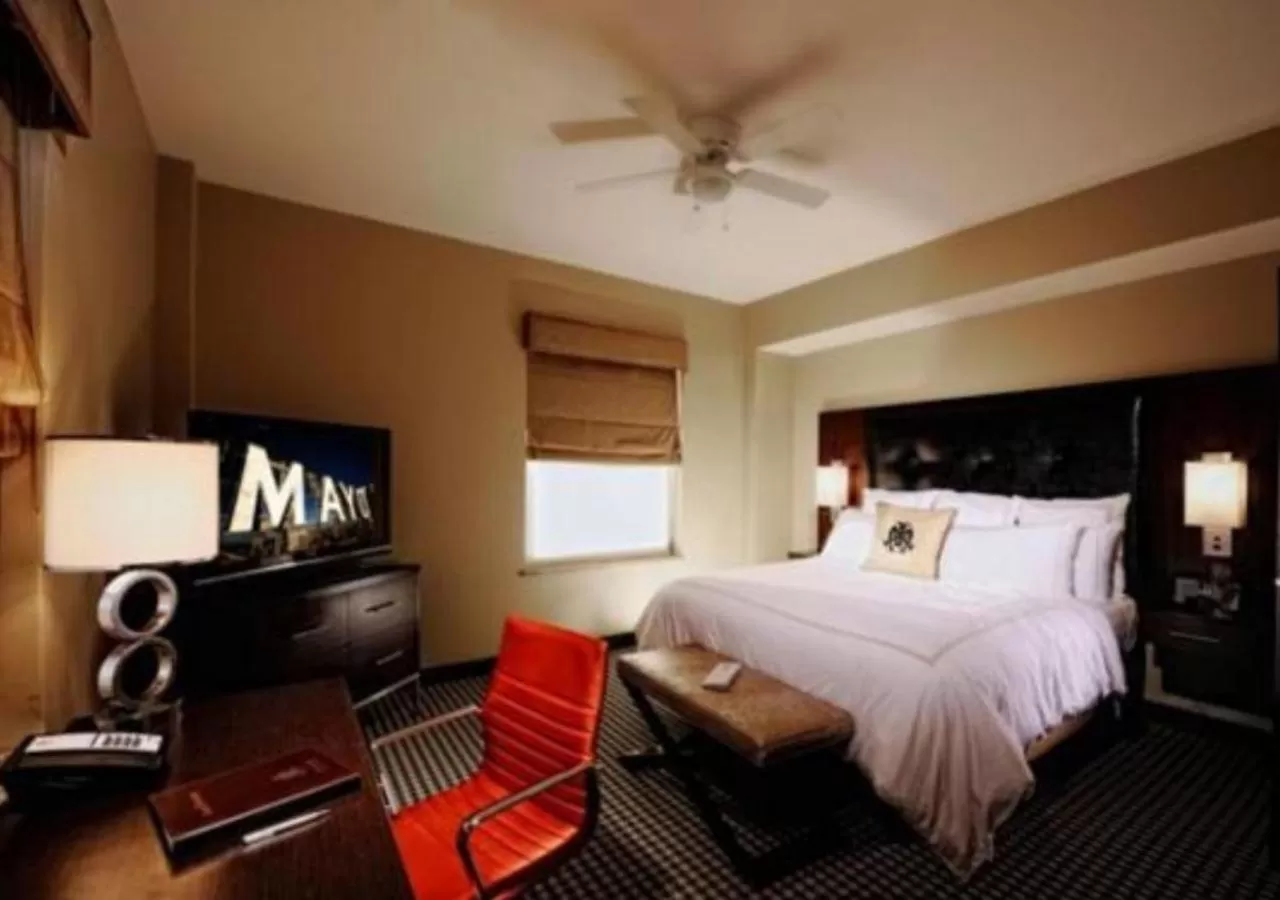 Bedroom, Bed in The Mayo Hotel