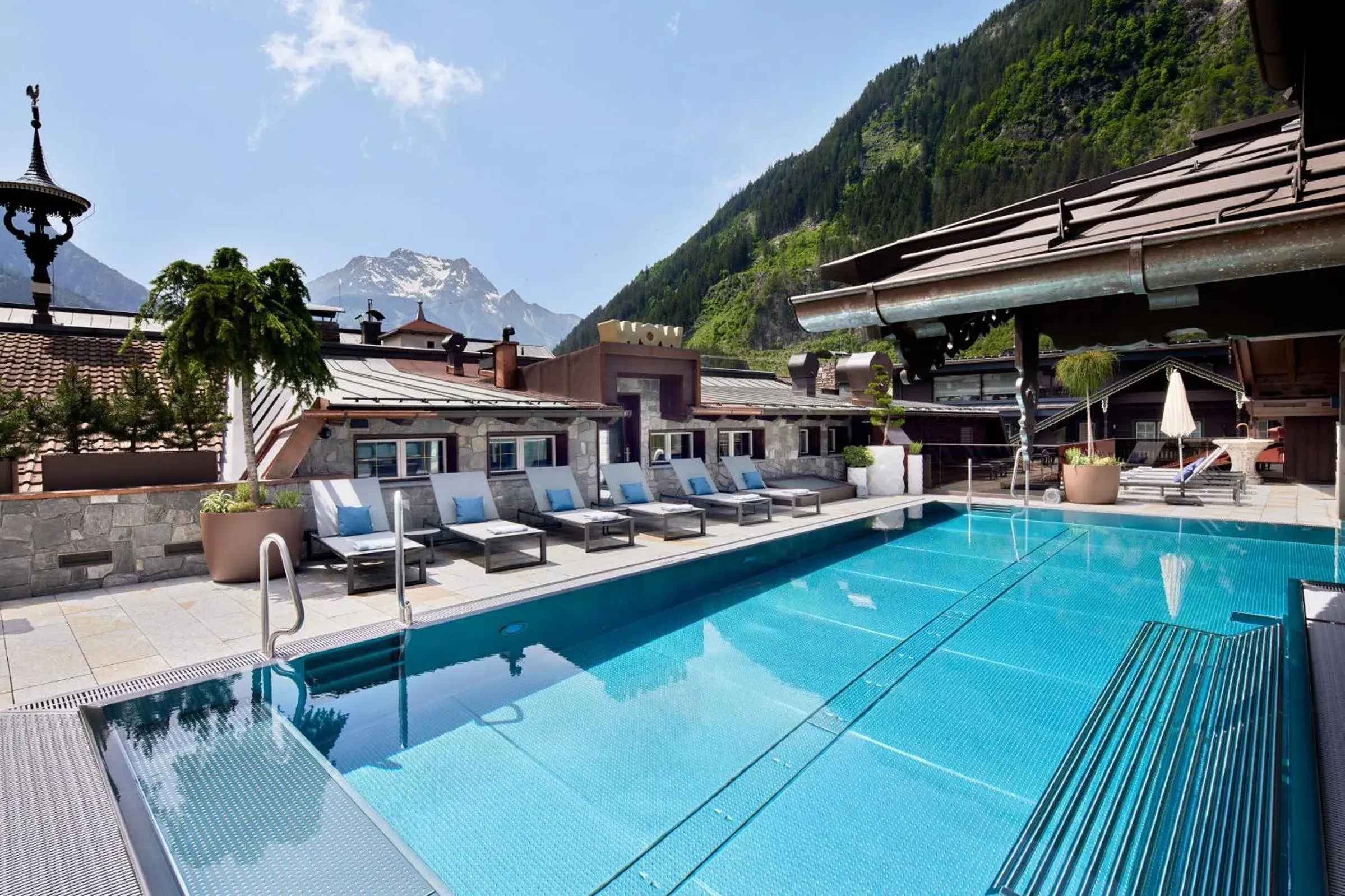 Swimming Pool in Hotel Neue Post