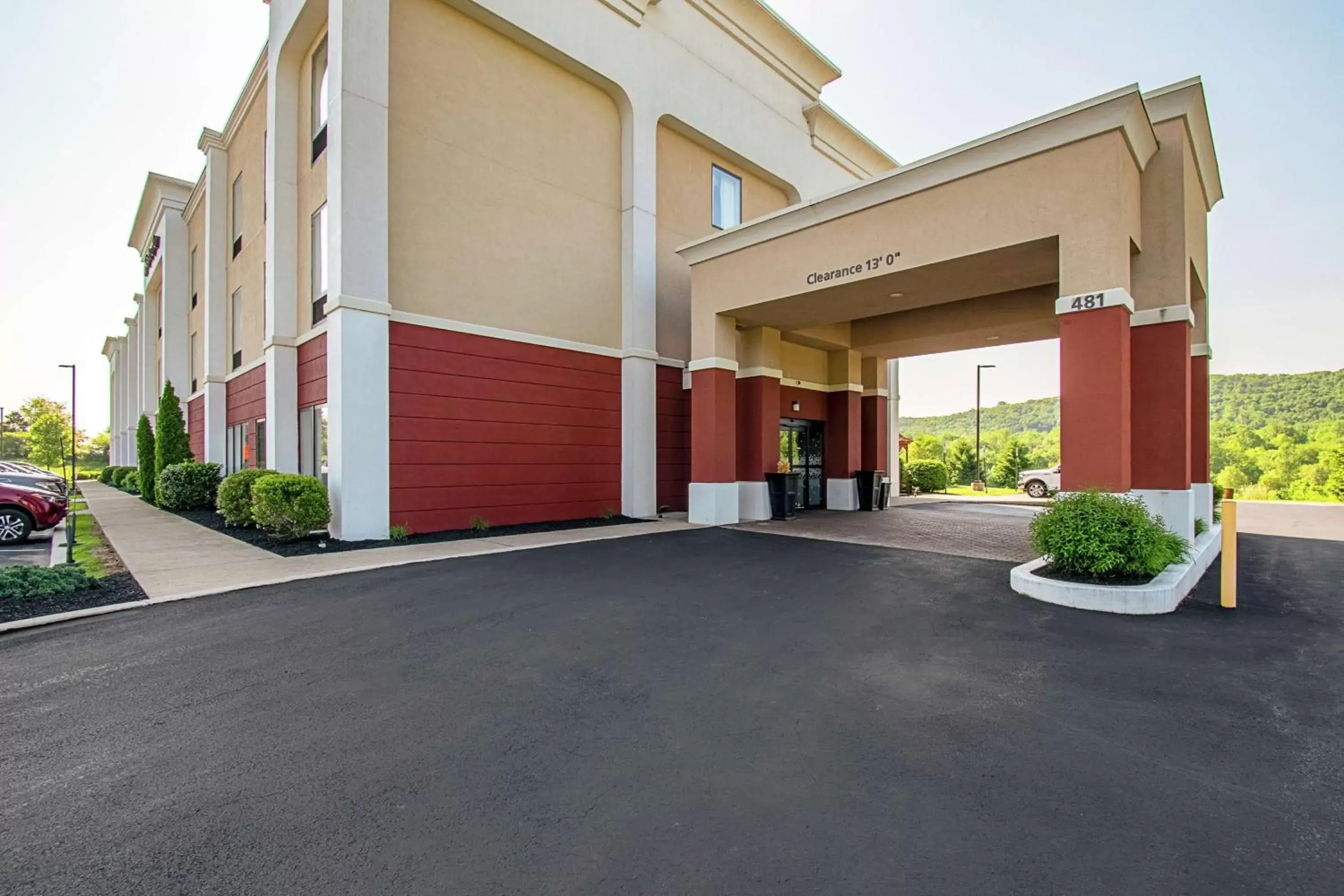Property building in Hampton Inn Pine Grove Property building in Hampton Inn Pine Grove