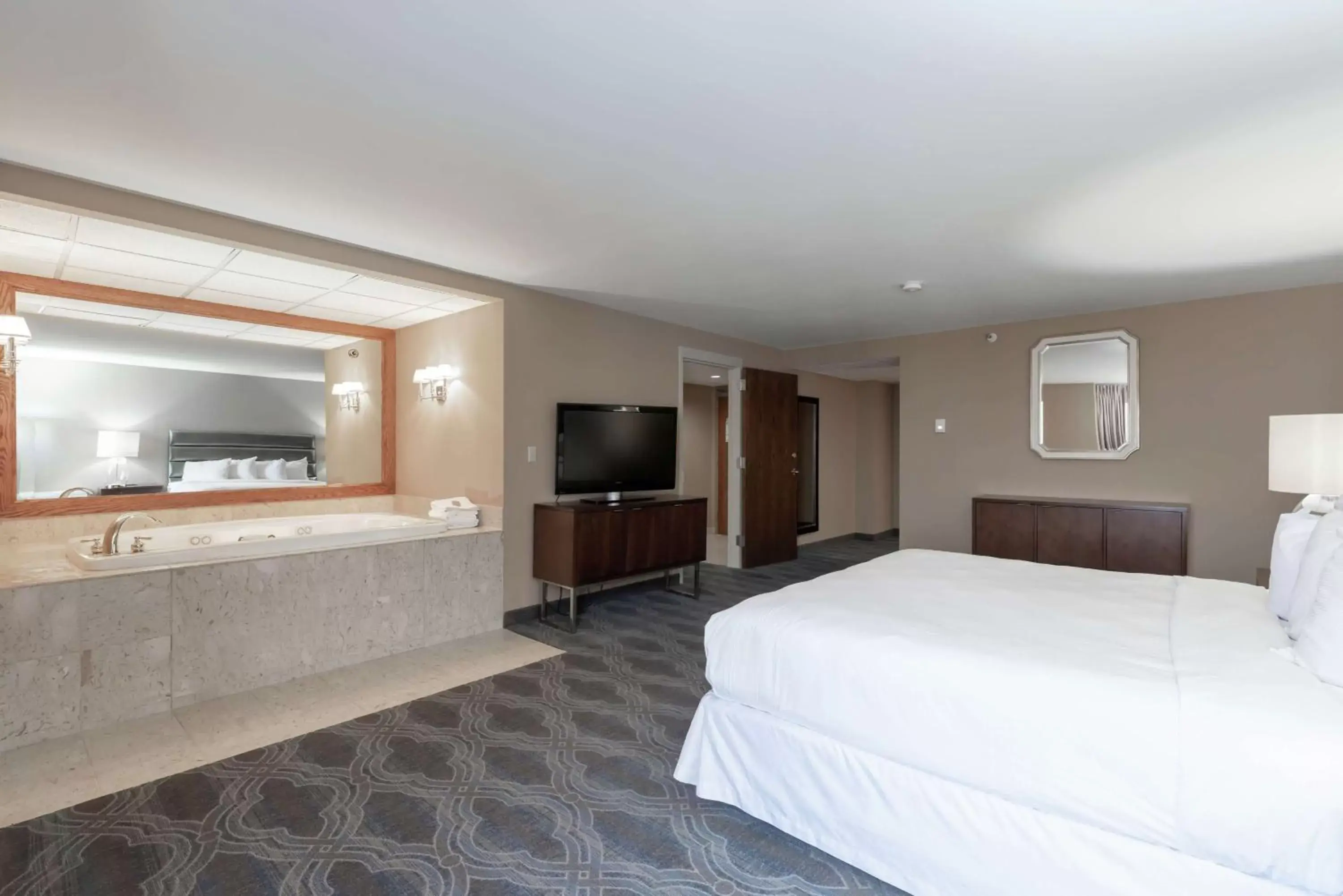 Bed in DoubleTree by Hilton Bloomington Minneapolis South